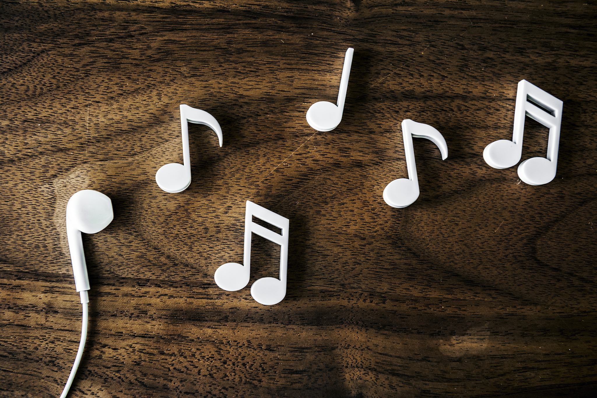 music notes icon and earphone