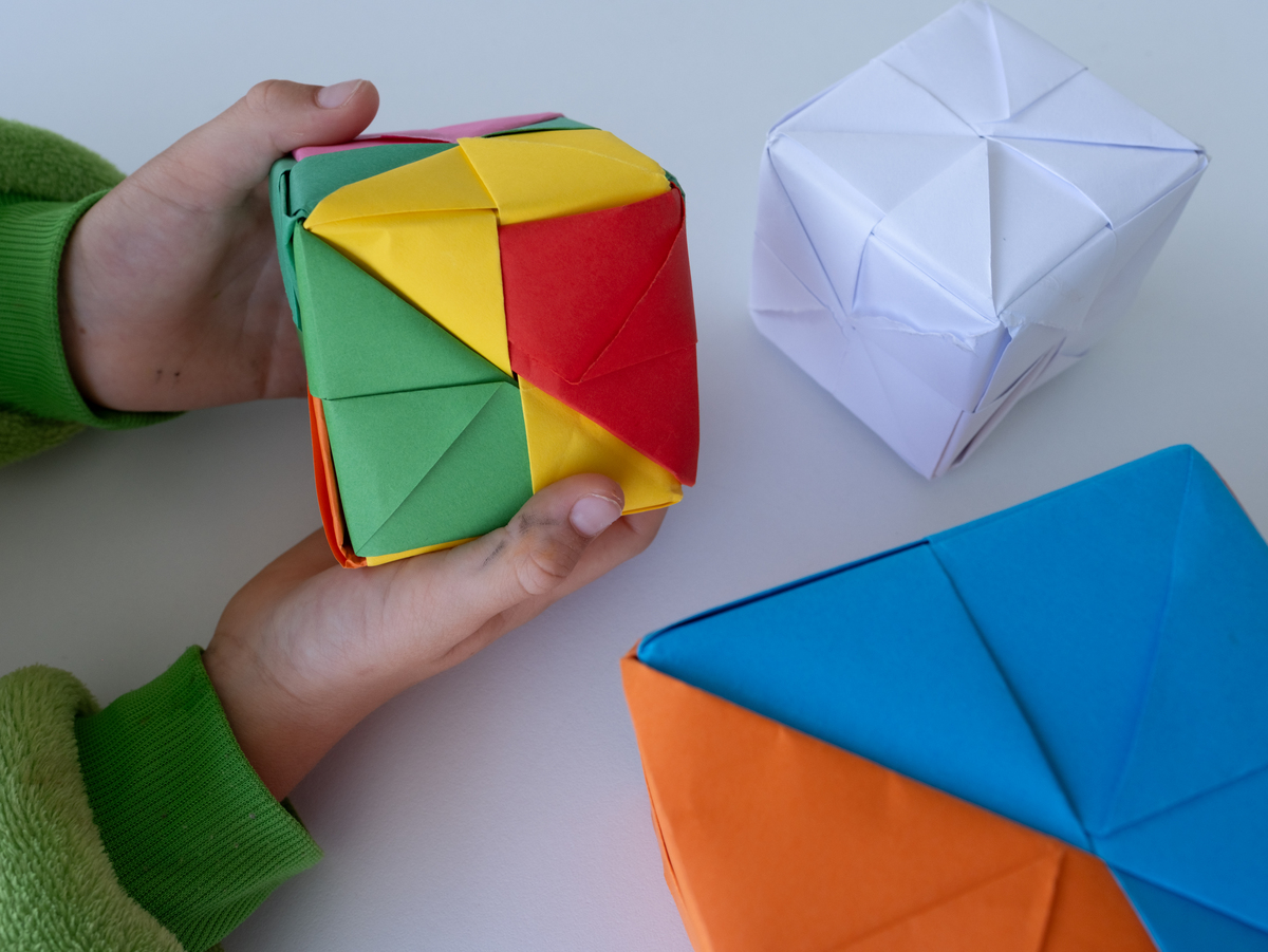 正方形对折两次可以折出哪些图形？