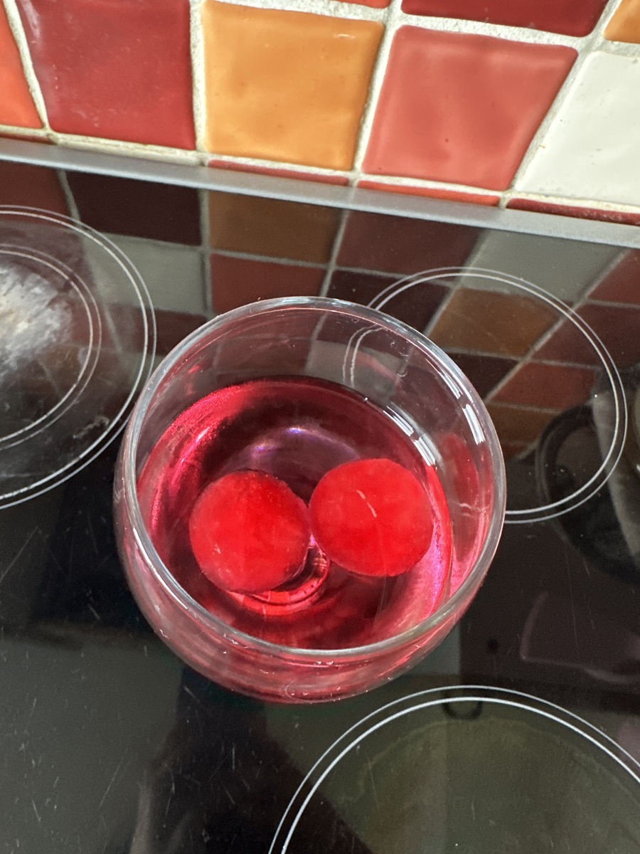 阅读一个星期六的下午我在家里好奇地翻看科普书籍突然看到了一个有趣的小实验：漂浮的鸡蛋。实验原理很简单只需要在盐水中浸泡鸡蛋鸡蛋就会漂浮在水面上。虽然看起来很简单但我还是想自己动手亲眼见证这科学的奇迹！我兴冲冲地准备好实验所需的材料：两个鸡蛋、一瓶盐、一杯水和一个容器。我把水倒入容器中然后加入适量的盐搅拌均匀。接着我轻轻地将一个鸡蛋放入盐水中结果它果然漂浮了起来而且还非常稳定。我很开心感觉自己是个小