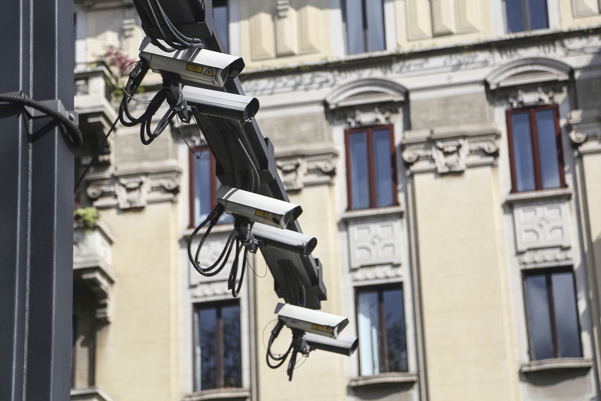 朋友：Ya j have one 4 the front but that a radar detect 2 so I dont get any more speeding tickets