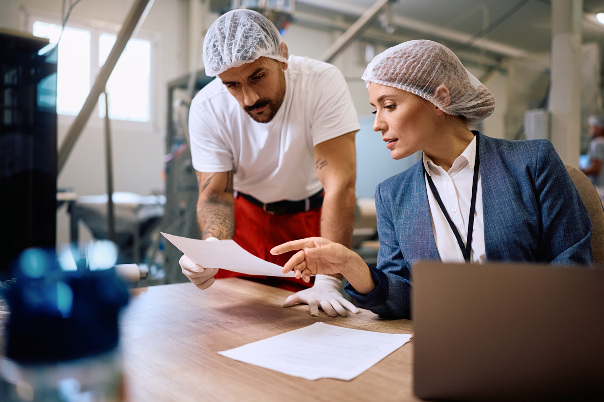 从财经新闻写作的角度评价这篇报道。报道：Career Crisis Plagues Tech Workers Aged 35 And Over Strict recruitment criteria in the tech industry have excluded many senior employees aged 35 and over leading to a 35-year-old c