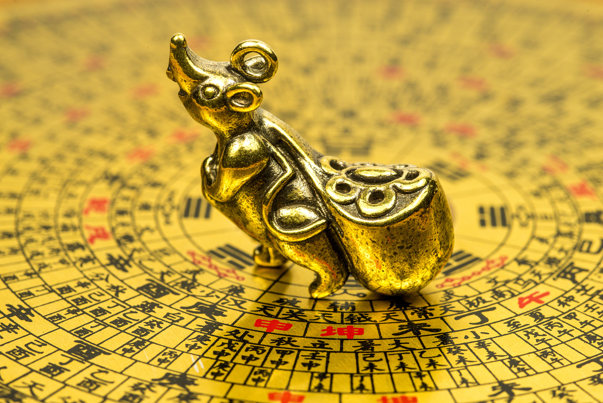 属蛇人兔年运势解析：沉沙东奔，贵人助运，年末转吉