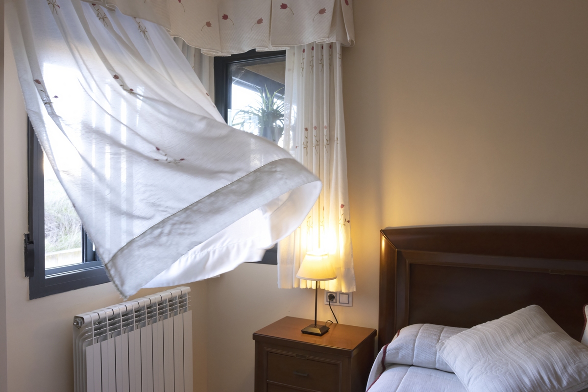 床单抖呀抖，窗帘飘呀飘：描写温馨客房的诗句