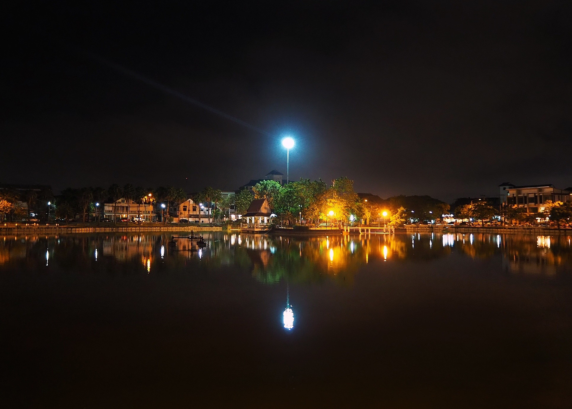 塘中的月色并不均匀但光与影有着和谐的旋律