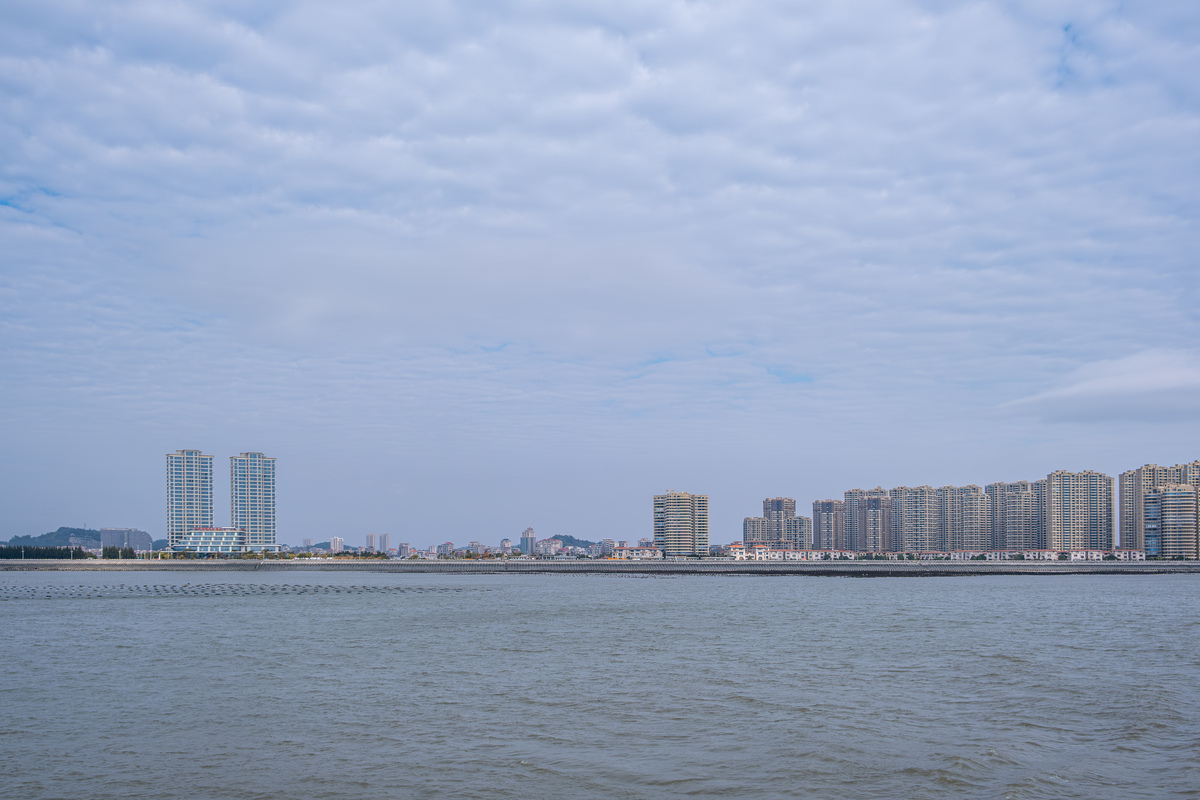 阴天,海边海水和高层建筑
