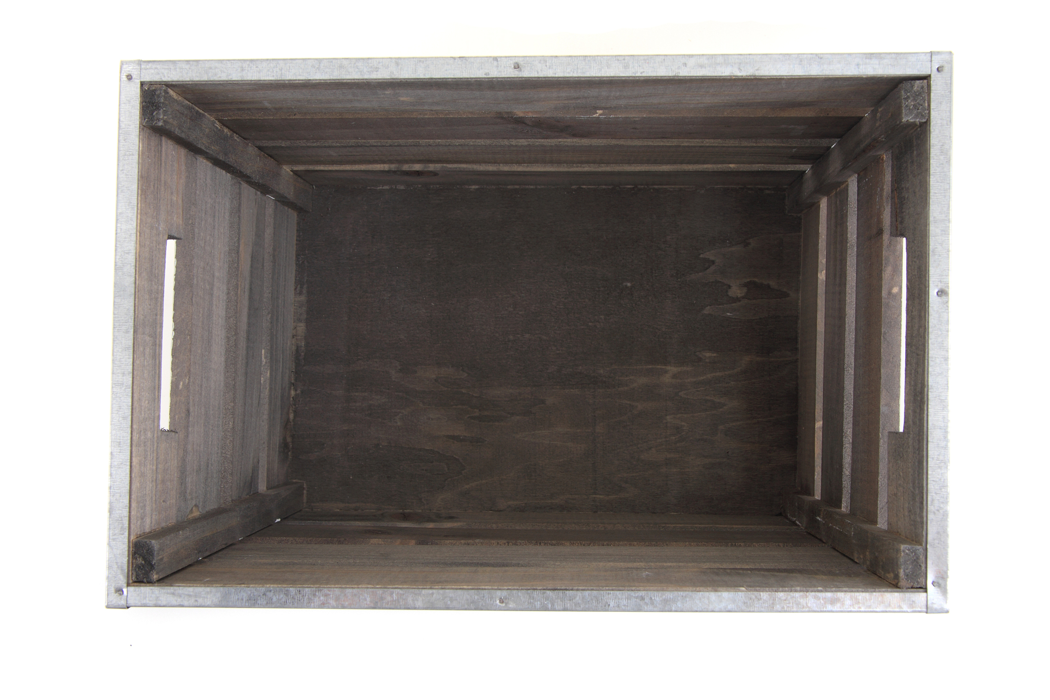 请翻译现场见包装箱右侧靠近集装箱箱壁位置处水湿更严重那里正好是破洞的正下方。