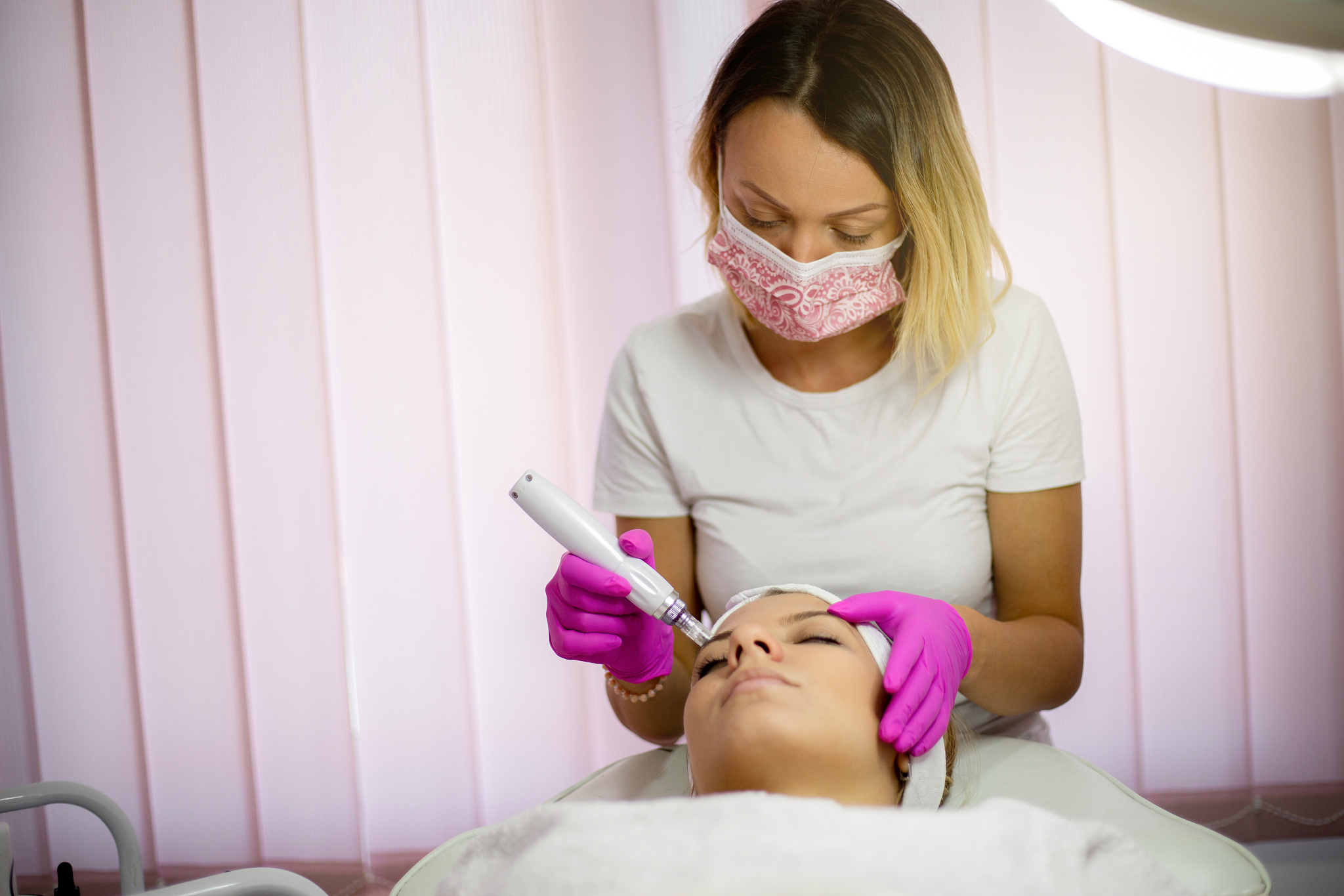 facial treatment with dermapen in the beauty salon