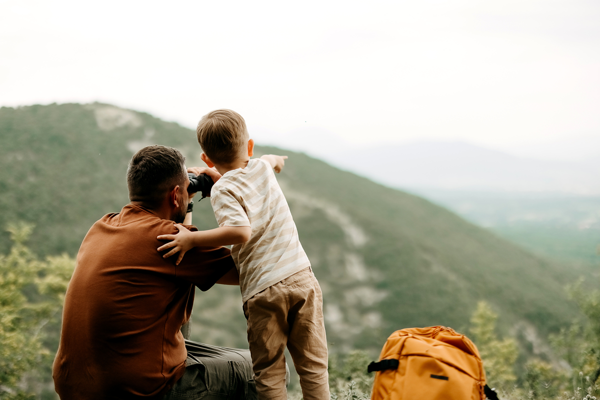 我的爸爸是个普通的工人他经常要上夜班工作很辛苦但是我印象里小时候他总是给我带来快乐扩写这段话要求200字左右