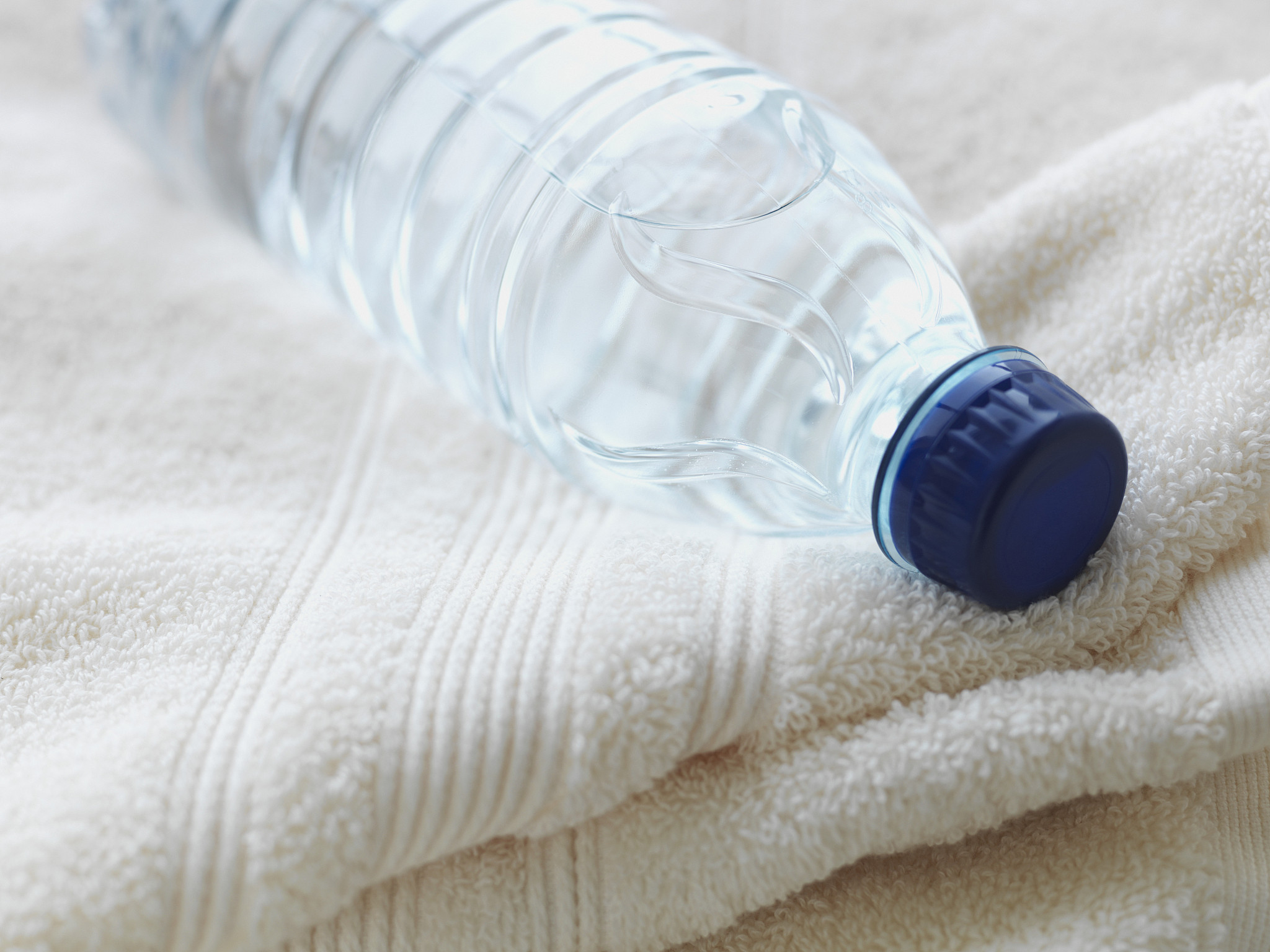 水瓶里有600毫升的水正着放瓶中水的高度为5厘米倒着放瓶中水的高度为7厘米求水瓶的容积兀=3