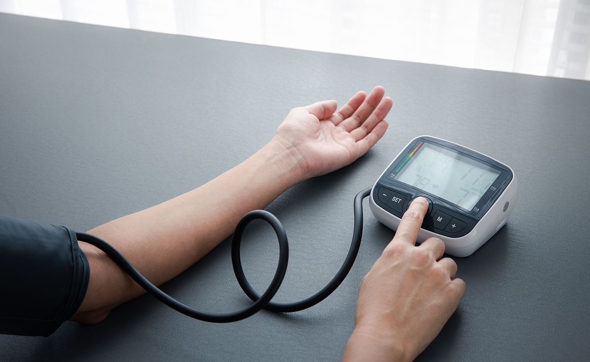 3、跌倒、坠床等意外事件的处置预案与工作流程A、患者不慎坠床跌倒护士应立即奔赴现场并迅速通知医生查看。B、医生到场前对患者进行初步判断如测量血压、心率、呼吸观察意识等。C、医生到场后向医生提供患者信息协助医生检查患者全身状况和局部受伤情况。 D、视病情协助医生进行分级处理哪几项是正确的