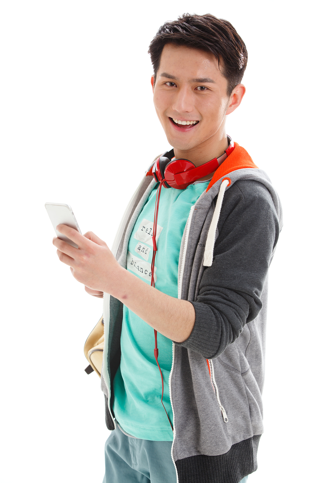 一个年轻的大学男生拿着手机