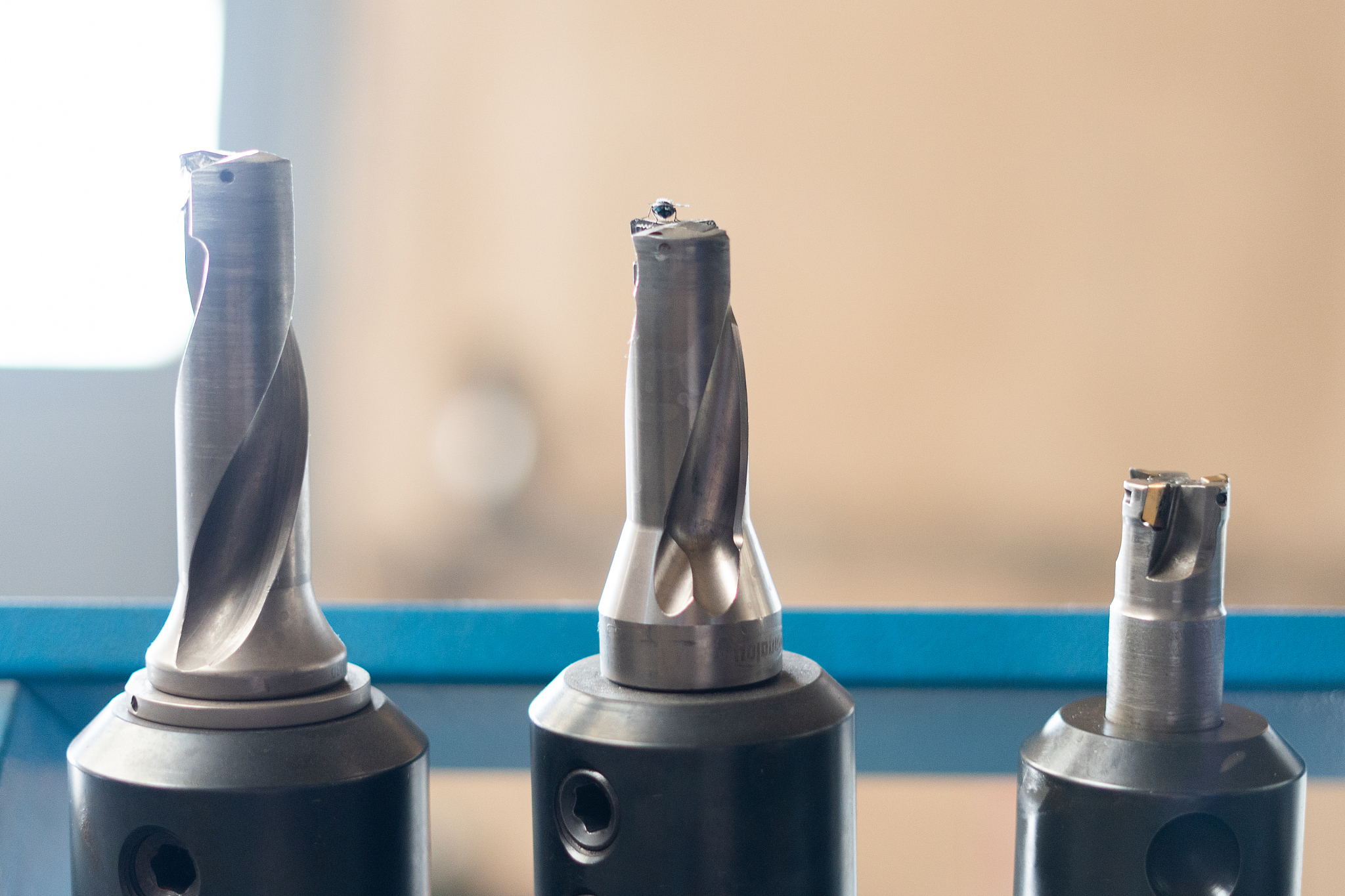 高速钢铣刀化学气相沉积TiN涂层工艺中高速钢铣刀毛坯加工工艺有铣削、钻孔、镗削、磨削哪种精度高哪种简单操作