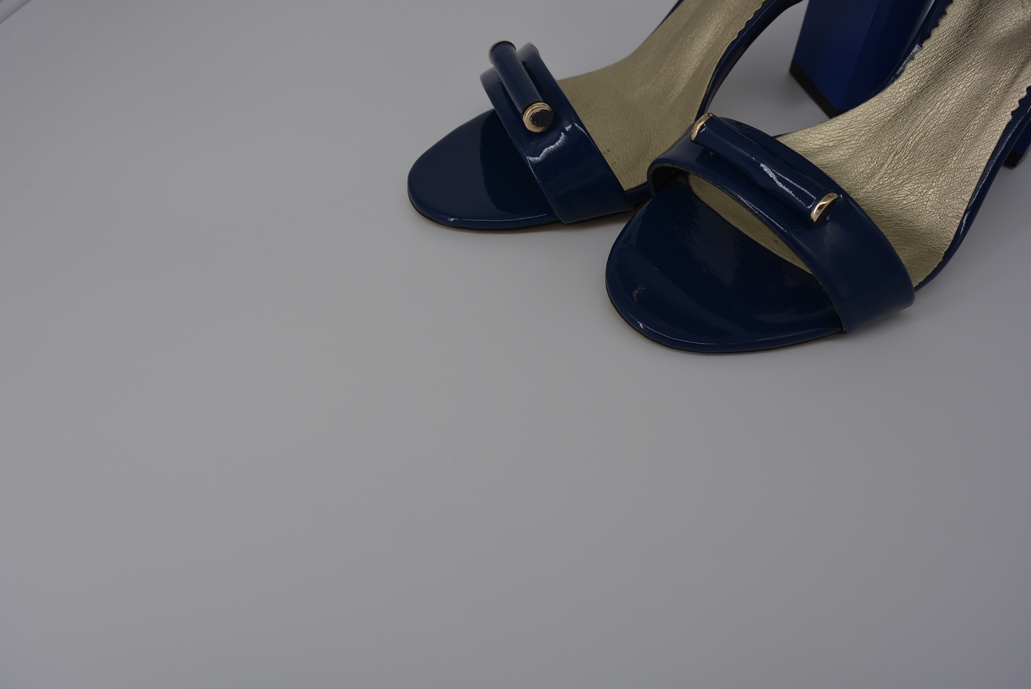 用美式英语写3条关于女士欧美复古大码轻便镂空柔软鞋底休闲鞋凉鞋 蓝色的好评以及其好评标题。结果格式为输出格式为：标题+：+好评内容。