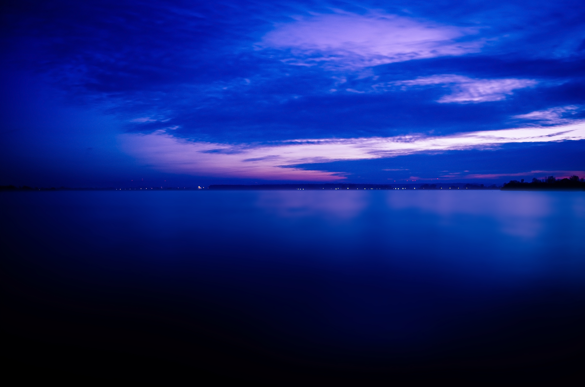 蓝色之光：宁静与超然