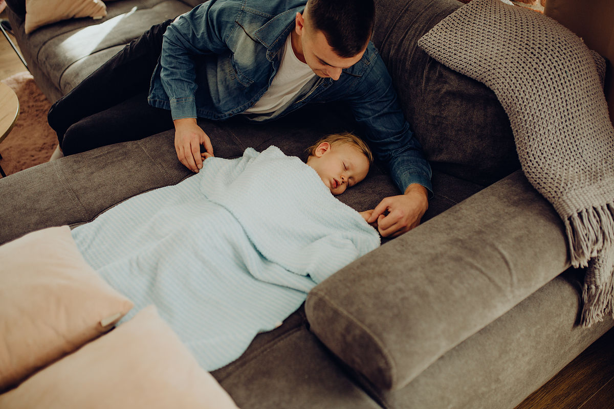 爸爸哄睡宝宝的温馨画面