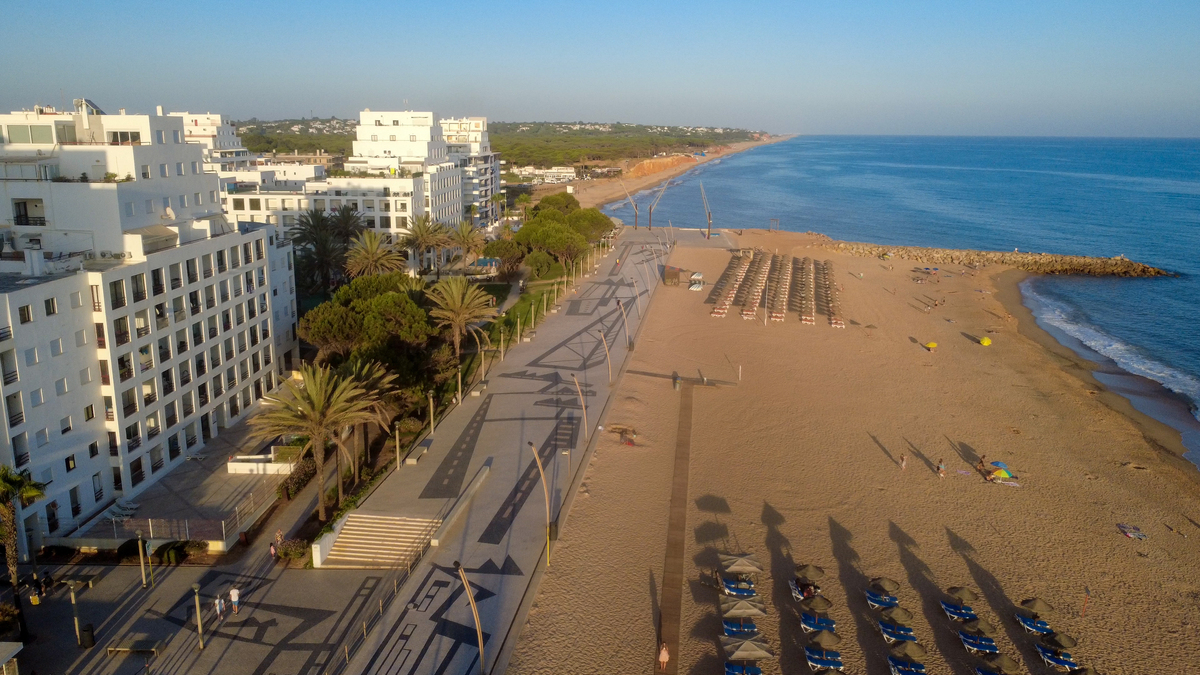 Introduction to Rizhao in EnglishThe city is the first to get the sunshine hence the name of Rizhao Rizhao is a new rising port city located at the ShangdongPeninsula along the coast of the Yellow Sea