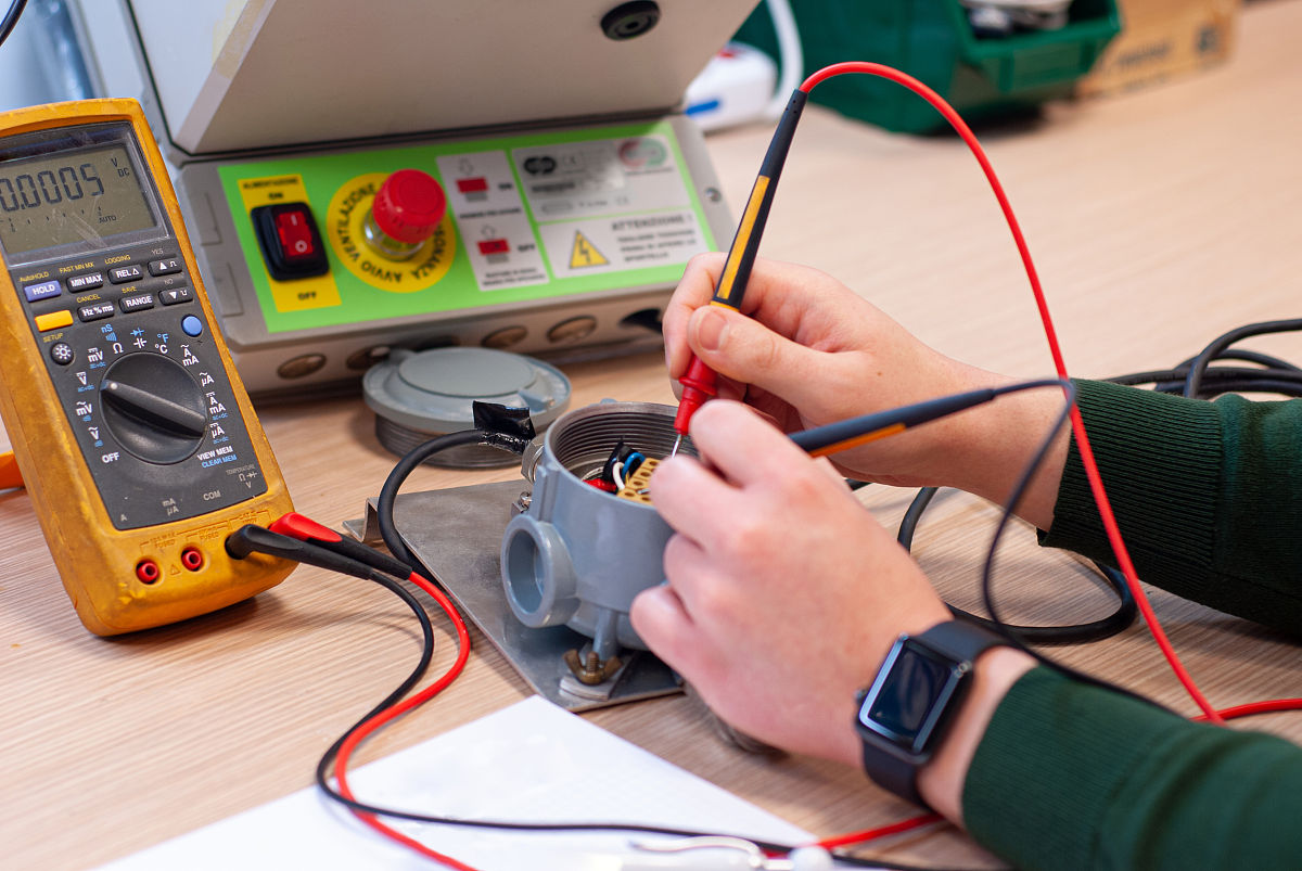 用STM交流电压表测量220V