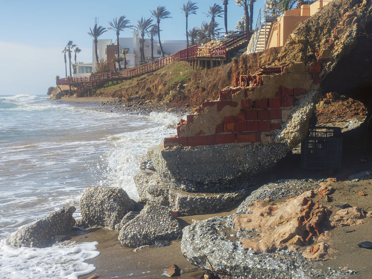 你好请将我给你的以下信息通顺成一句话：1、张成卓在1993-2016年中国近海海平面时空变化趋势论文里说到 2、结果表明中国近海海平面持续升高但海平面变化在空间分布和时间上的变化并不均匀。3、大陆沿岸海区海平面加速上升上升速率由1993年的365 mma增加到2016年的503 mm