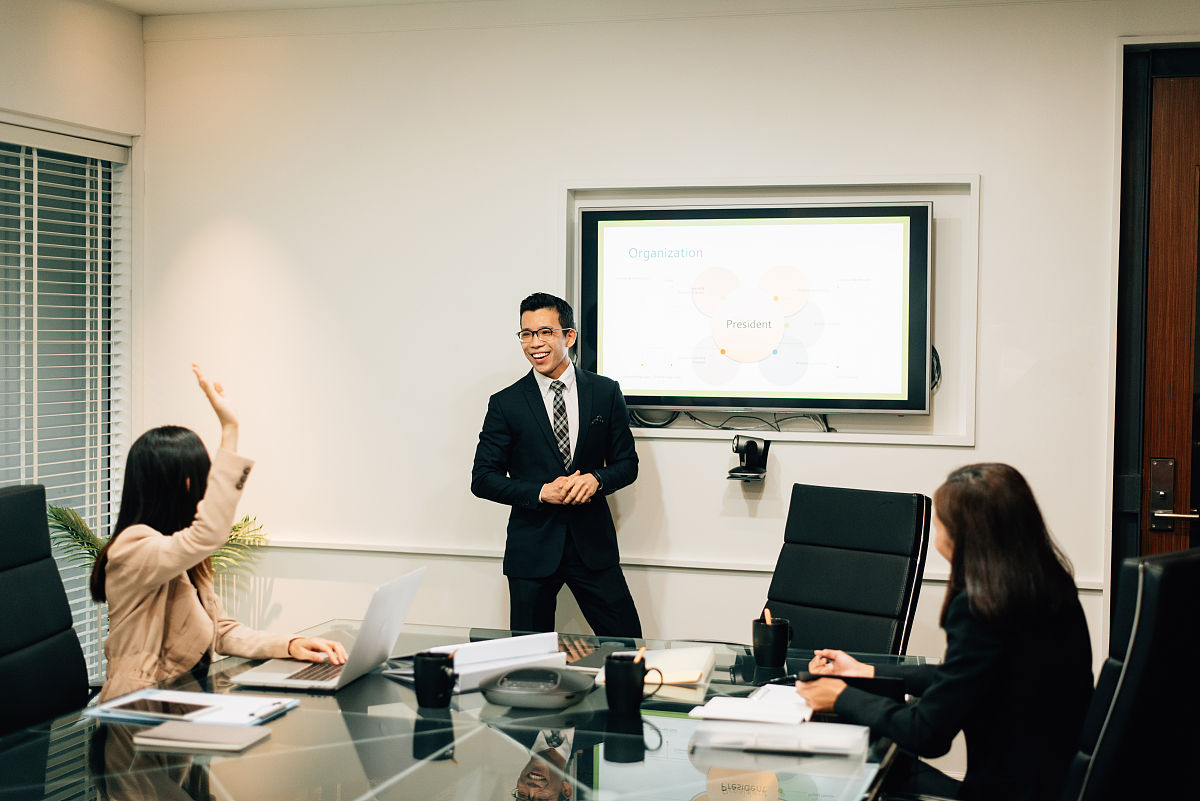 我是一名今年中医学新生班主任助理也是中医学的学姐想给同学们做一次关于学业技巧的分享会议现在要写一份工作报告包括学业技巧分享、学生反馈、我对工作总结与反思从这三个方面应该如何写