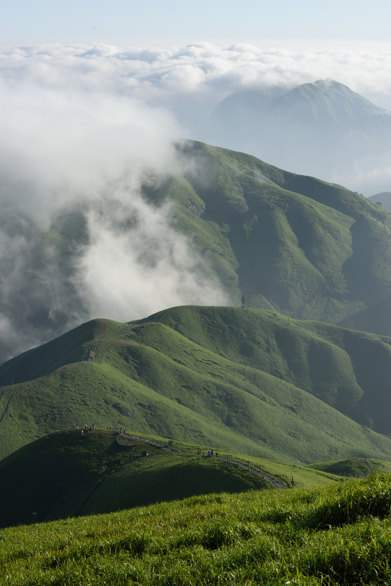 请以太阳雨为主题想一个英文人名和中文人名必须要相对于必须是人名必须要好听且有寓意。