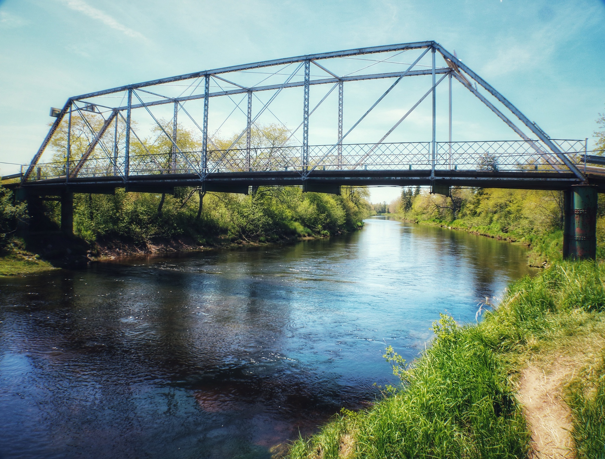 用一个6岁学生的水平写一篇12句的英文短文内容里floor、would、bridge、really、neighbor、grandmother、building、twelfth、living room、also、fifteenth、river、grandfather都要用到不要用and