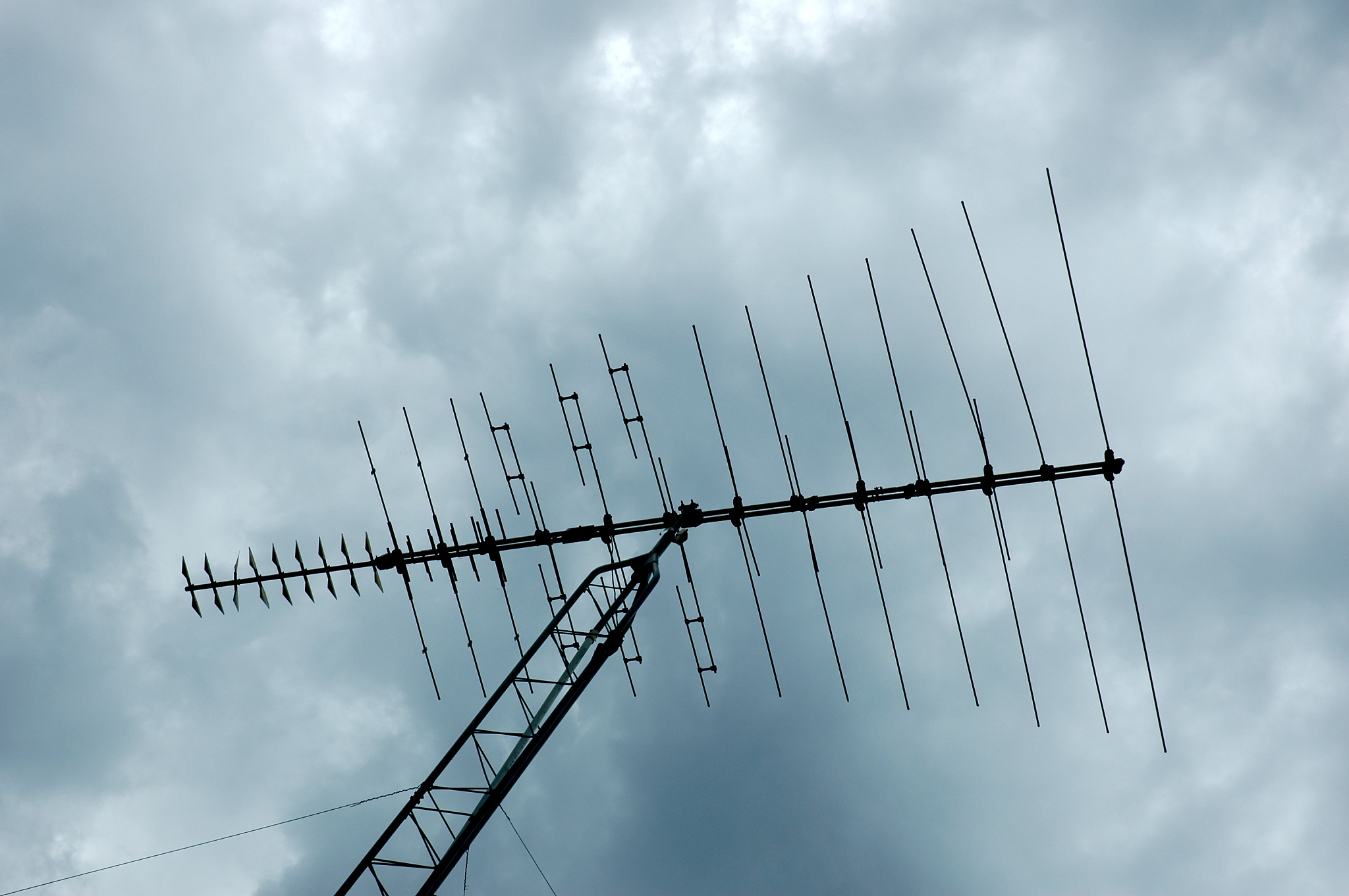 卫星天线极化方向：水平极化和垂直极化详解