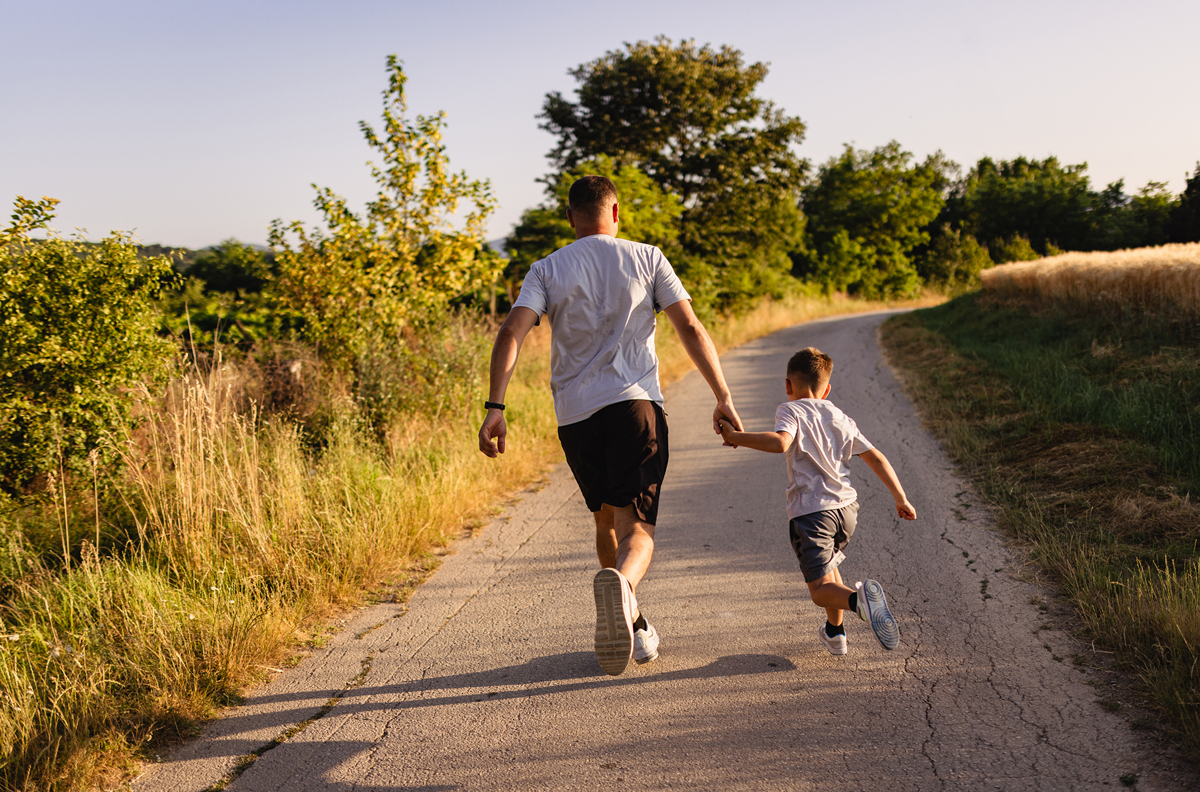父亲节温馨时刻：父子公园合影