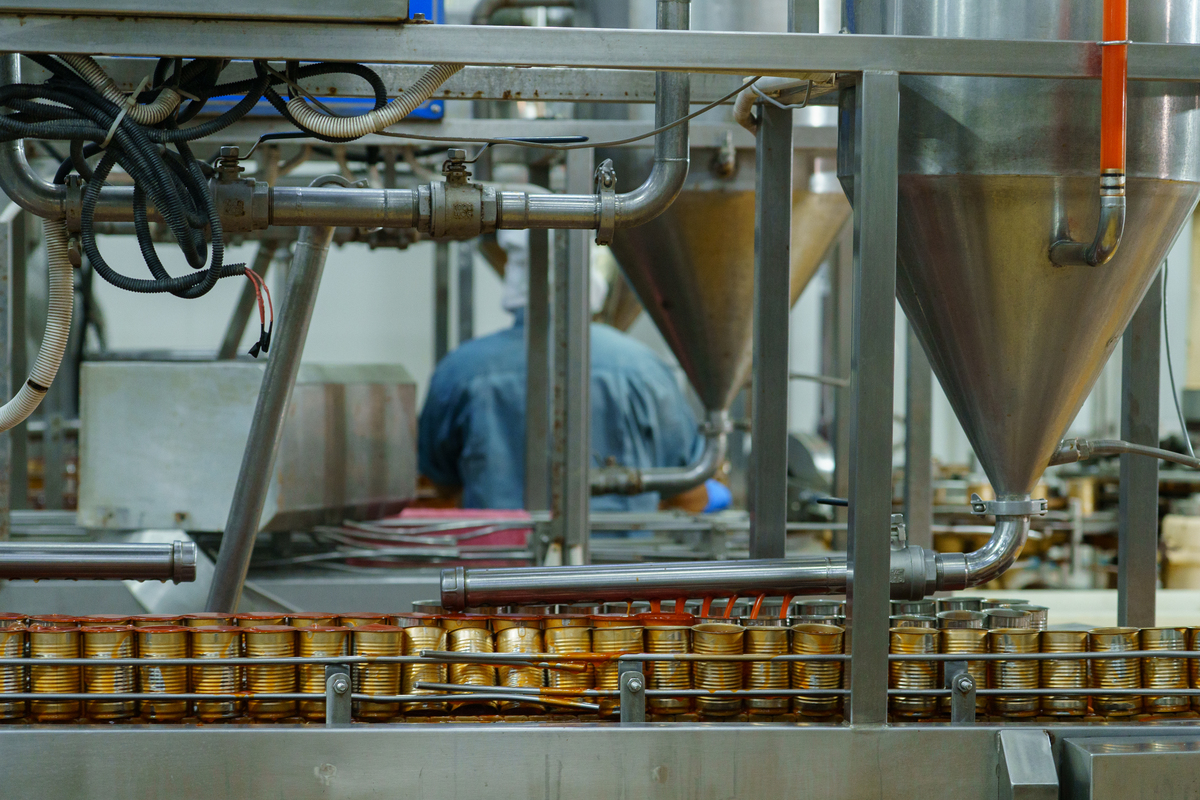 请修正Soybean meal is weighed before being fed into the filling machine and then it is packed in the woven bags and becomes a finished product If soybean hulls are added they will be included in the tota 请修正Soybean meal is weighed before being fed into the filling machine and then it is packed in the woven bags and becomes a finished product If soybean hulls are added they will be included in the tota