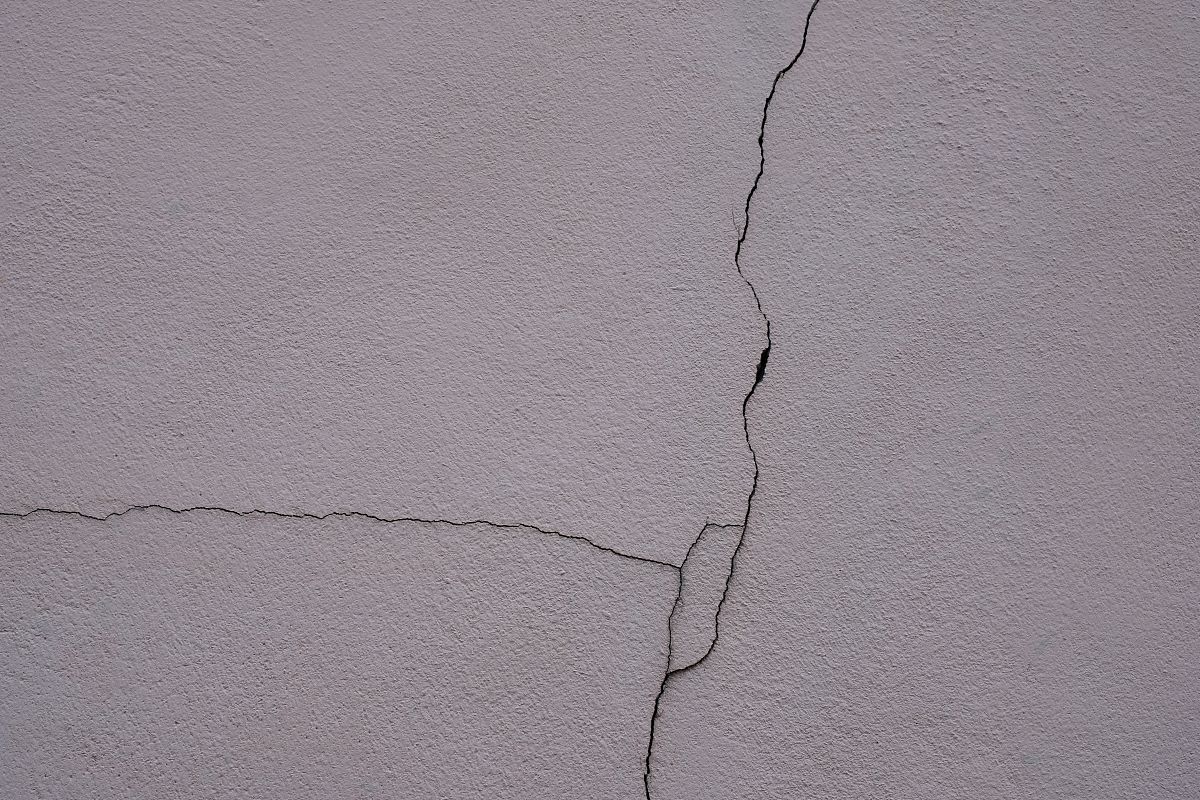 请概述《土木工程中混凝土结构裂缝的产生原因及防治措施》的国内文献综述其格式为：作者+年份+观点：