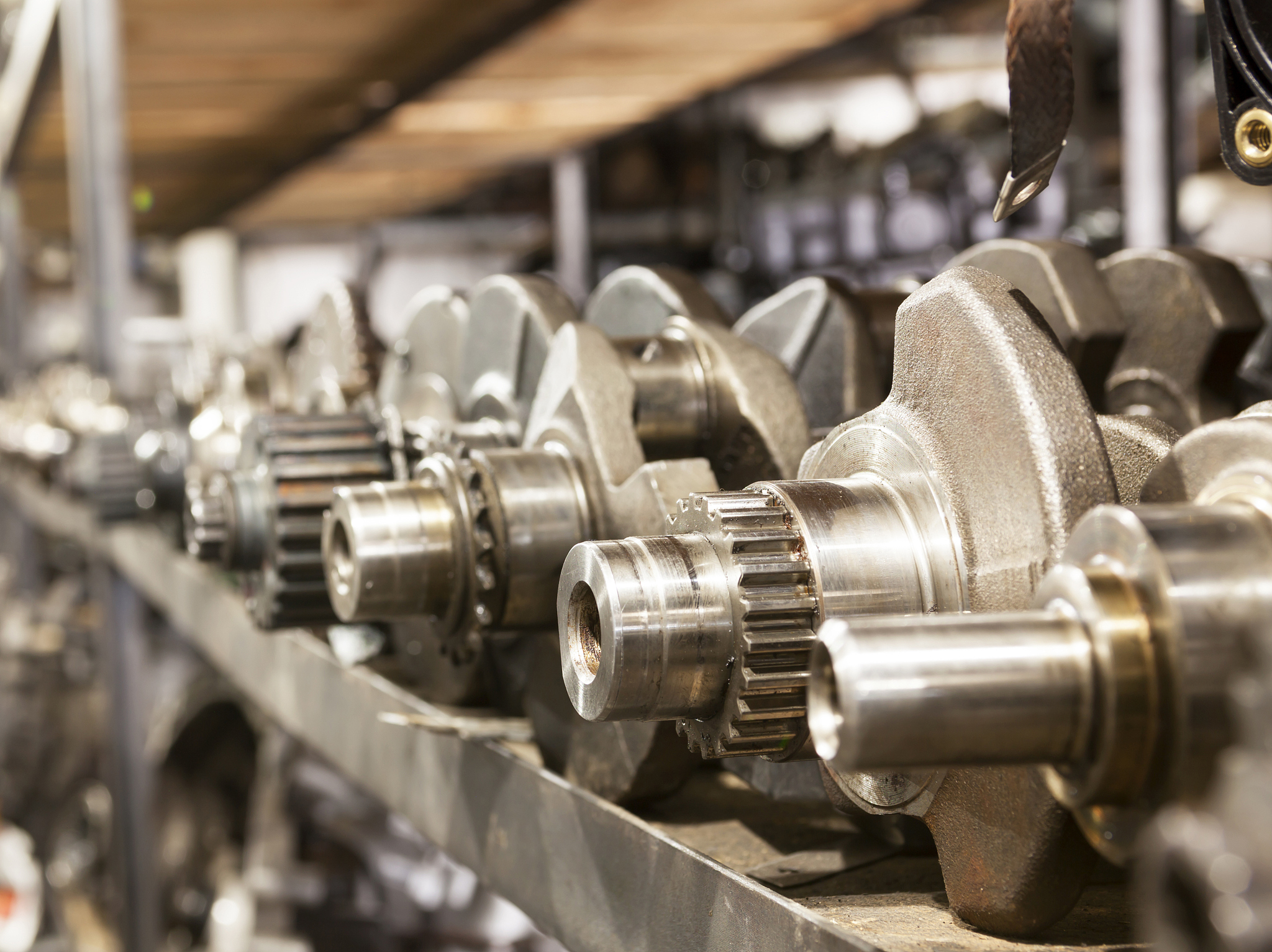 你好您好！有什么可以帮到您呢？就某一个典型零件进行说明热处理技术在制造业中的地位和作用以齿轮为例热处理技术在其制造过程中起着重要的作用。齿轮是机械传动的一种重要零件其必须具有较高的硬度、强度、耐磨性和韧性等性能。而这些性能的实现离不开热处理技术的应用。首先在齿轮的生产过程中使用热处理技术可以使毛坯材料达到适合加工的热状态从而保证加工精度和表面质量。然后在加工之后通过淬火、回火等热处理工艺可以使齿轮