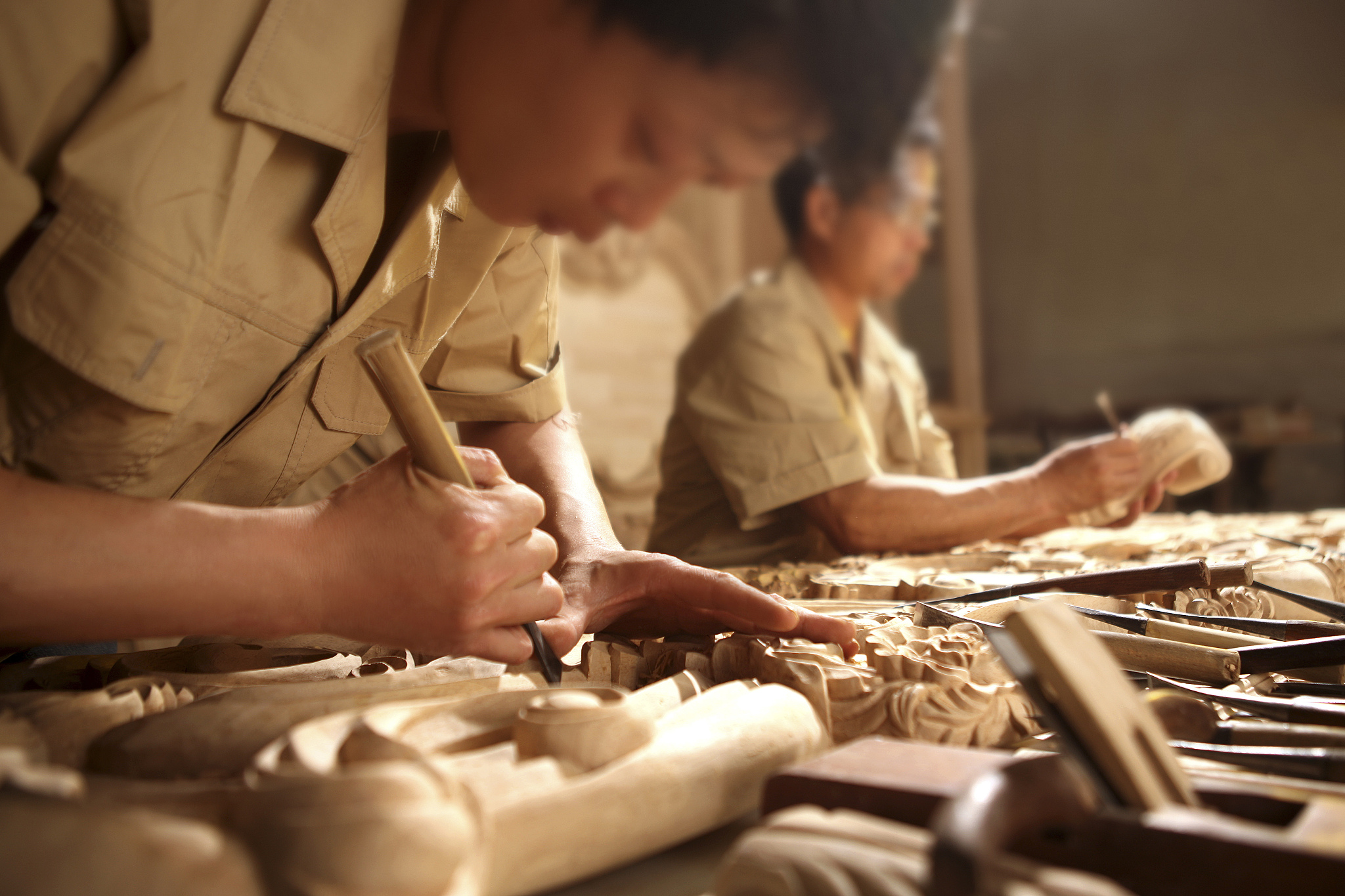 子承父业：两代人传承技艺的动人画面