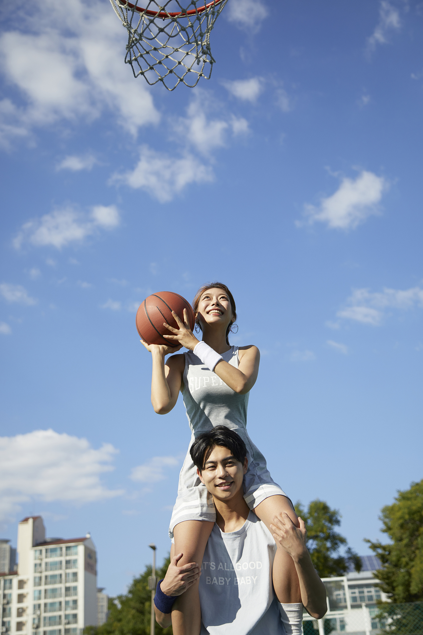 写一个少年少男少女甜蜜恋爱的故事