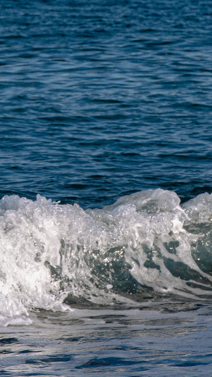 帮我写一个关于大海的诗歌