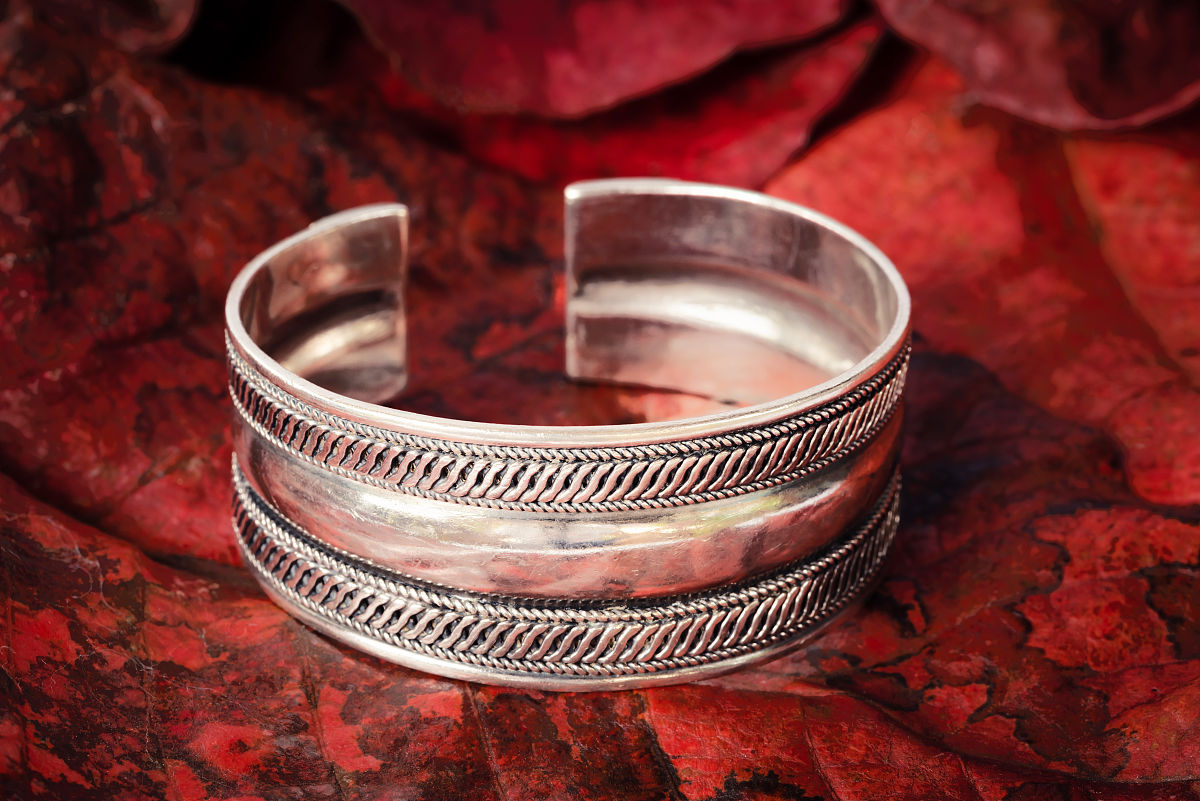 银镯子掉漆怎么办？原因及保养方法