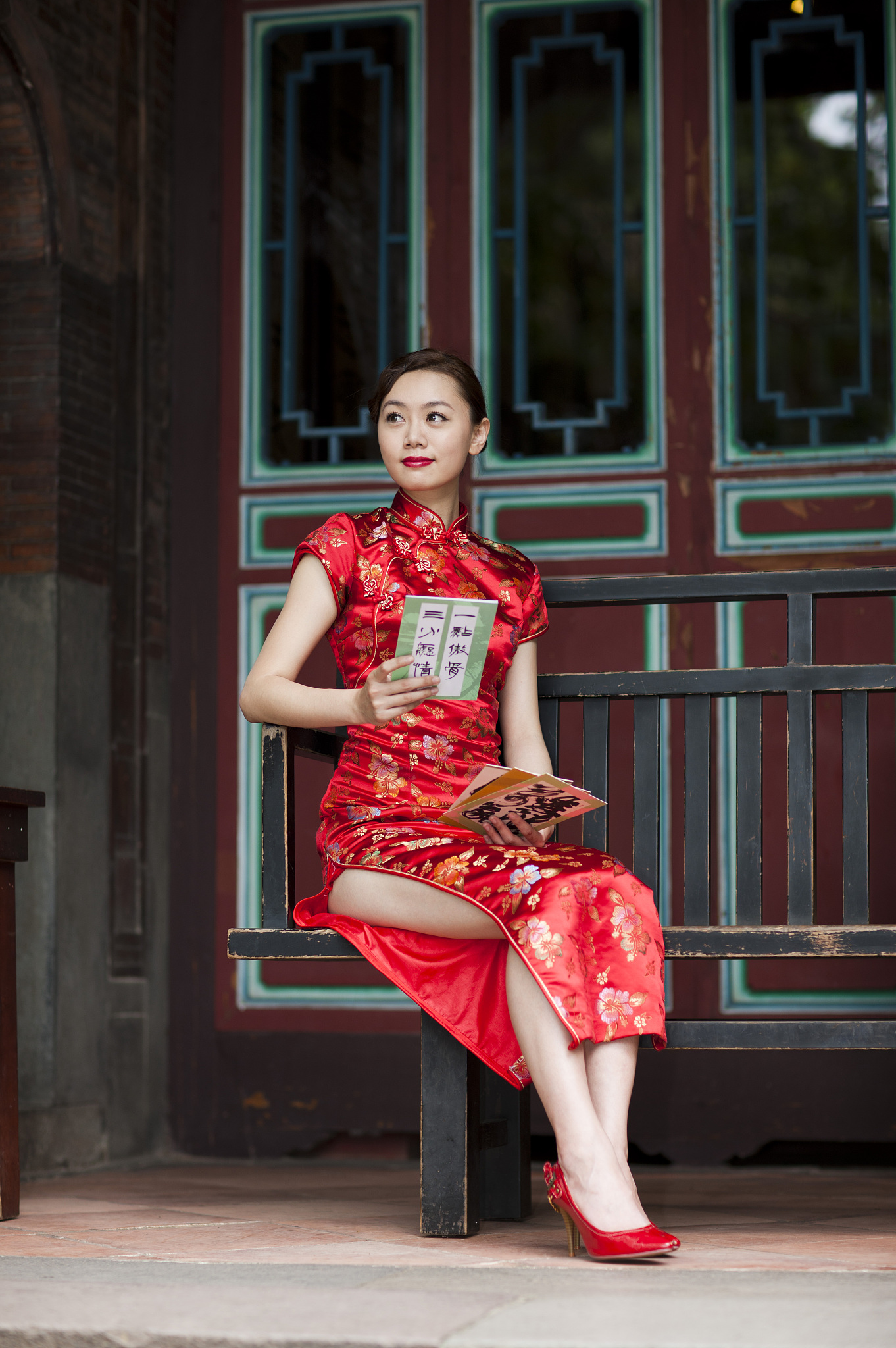 1508793720：给我一个关于新中式旗袍拍摄的介绍		新中式旗袍是一种将传统旗袍与现代时尚元素相结合的时尚风格。在拍摄新中式旗袍时可以选择传统的中式背景或现代的城市背景以突出旗袍的时尚感和传统文化韵味。拍摄时可以选择模特的姿势和表情以展现旗袍的优美线条和气质。同时可以使用特殊的灯光和拍摄角度以突出旗袍的细节和特点。总之拍摄新中式旗袍需要注重细节和创意既要展现传统文化的魅力又要体现时尚的风格。