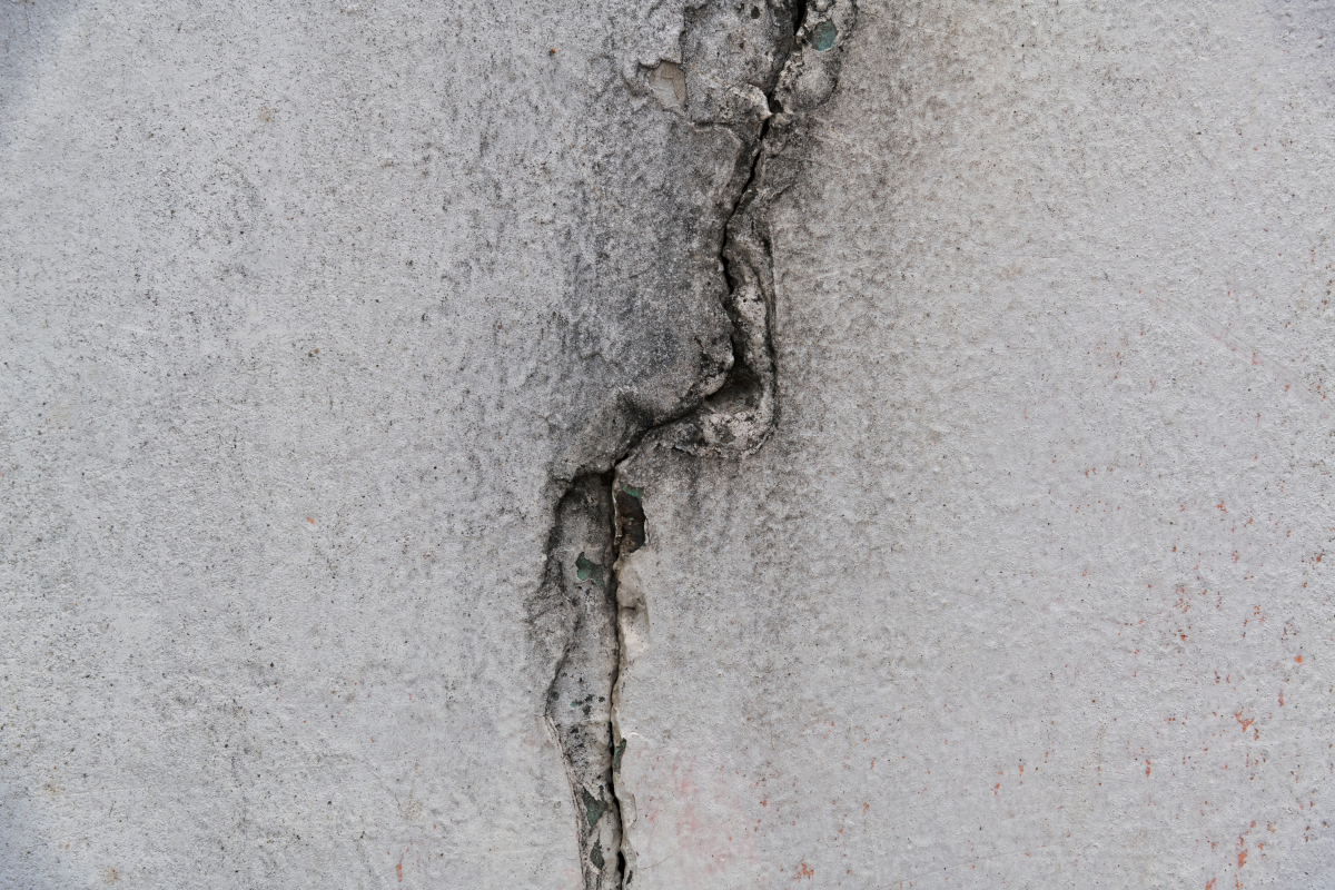 A道路桥梁施工中混凝土裂缝成因及应对分析：理论与实践意义