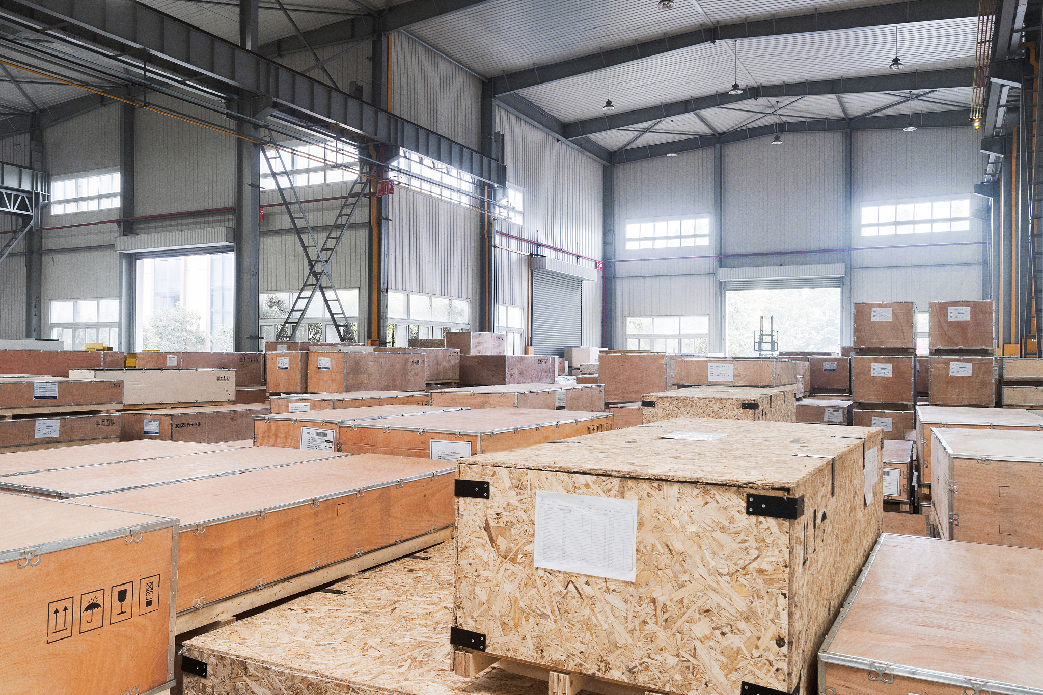 某公司于1991年开始起就在深圳投资设厂进行家居用品的生产产品品质优良销售渠道单一；2012年与深圳数家超市合作开拓商超销售渠道；2015年陆续关闭超市销售渠道开设直营店销售打造出我国家居用品的知名品牌。据此完成下面小题。1．该公司选择在深圳投资设厂的主要原因是 选什么A．销售网络发达	B．消费市场广阔	C．交通运输便利	D．专业基础较好