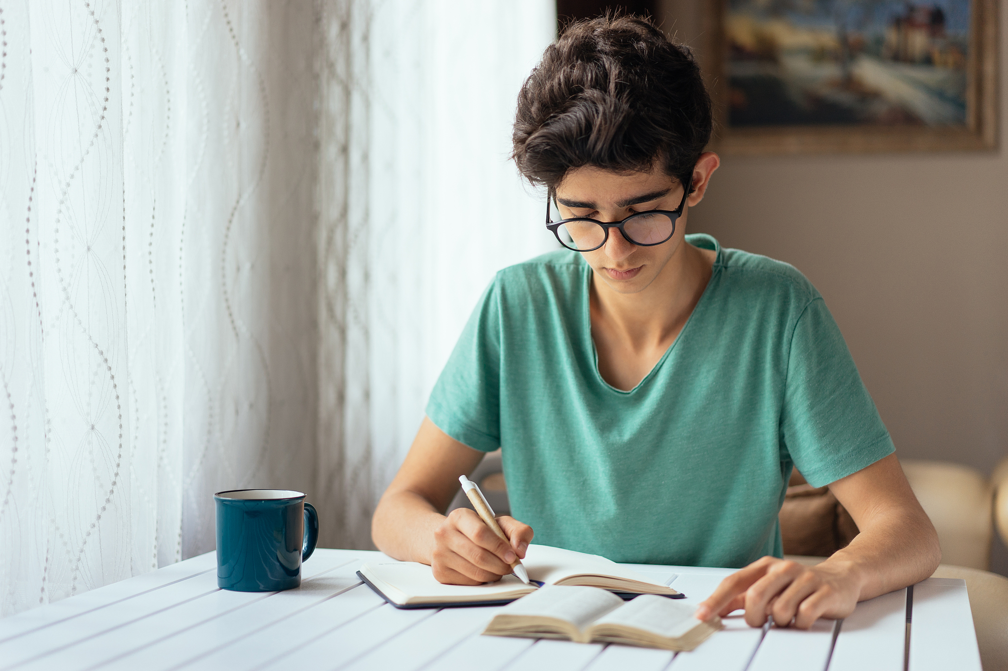 请给我一段描写两位间谍潜伏在狱中进行情报交流的对话内容实例