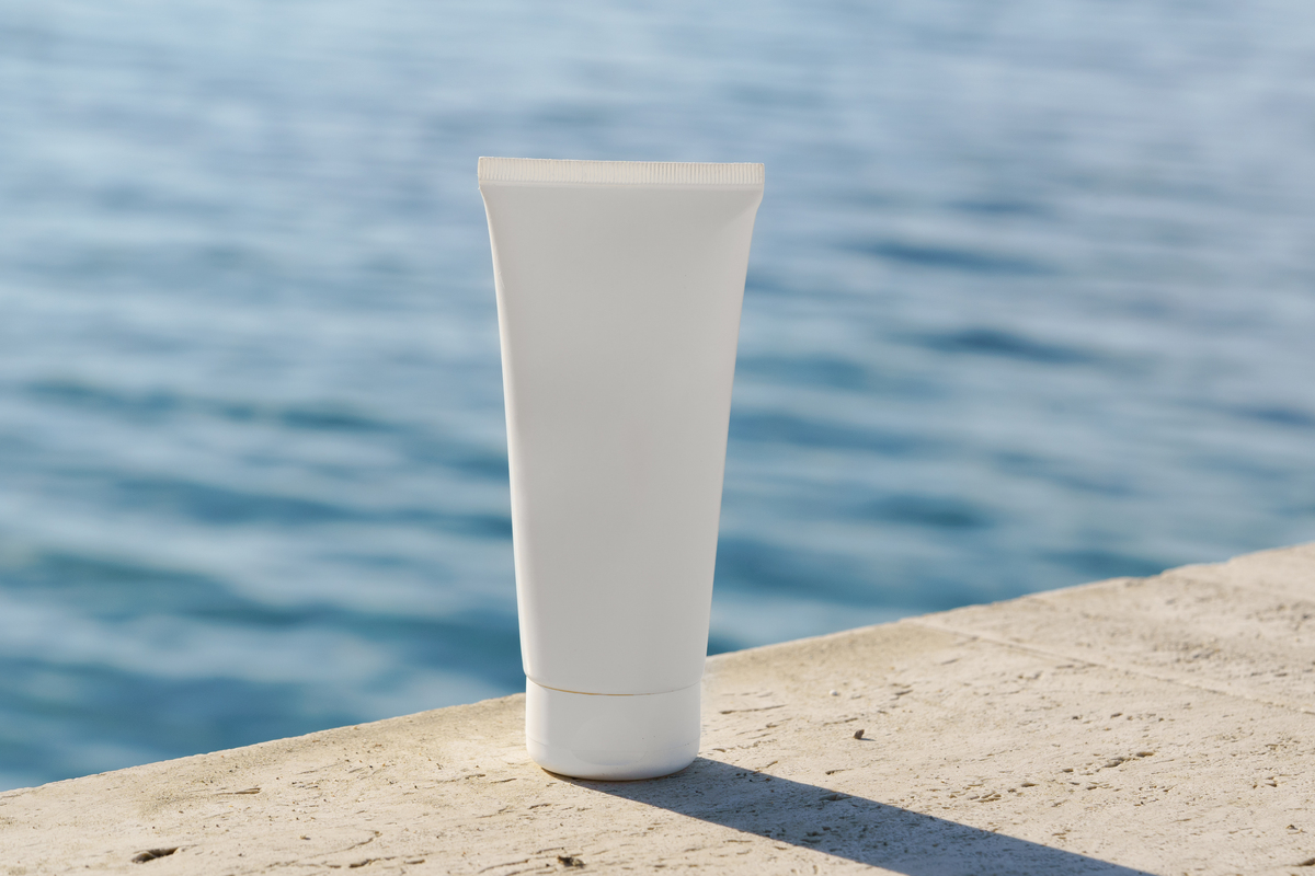 请你以小红书创作者的身份写一篇小红书文章按照小红书格式输出。 产品是洗面奶500ml容量主打成分烟酰胺含有少量氨基酸。 添加至少5个emoji表情 全文300字左右