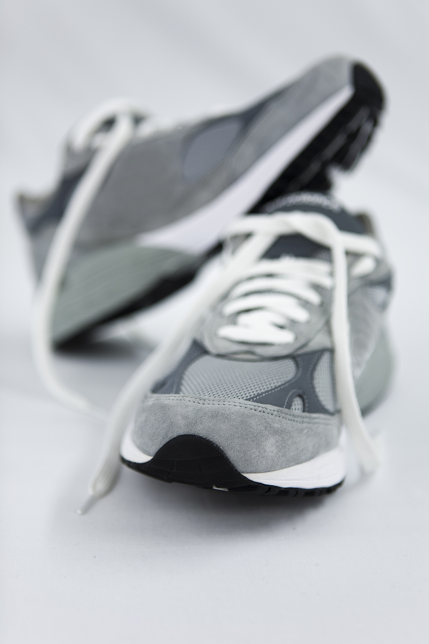 根据以下内容编写一篇时尚资讯不少于五百字查重要低一些：Stüssy x Nike合作款来袭型号：防暴配色： 深皇家蓝发布日期： 2023 年 6 月 15 日价格： 130 美元样式代码： DX5425-400购买： Stüssy 的网站和商店Nike 的SNKRS 应用程序