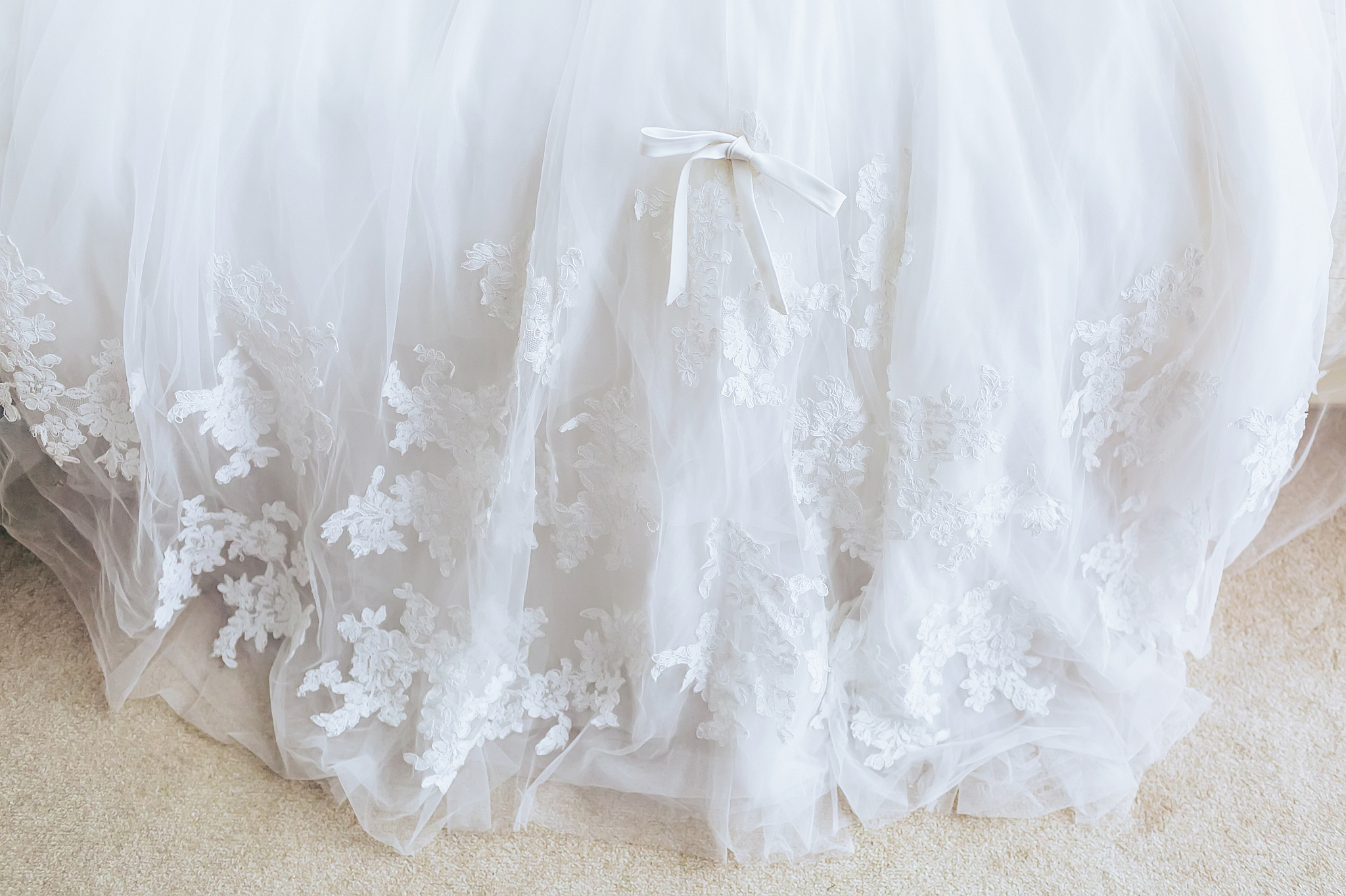 根据图片服装介绍相对应的设计理念帮我用230字详细描述