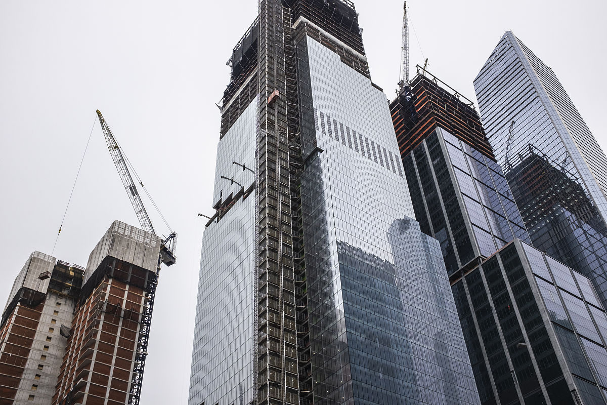 阐述超高层建筑项目效益按照如下目录展开：1超高层建筑项目效益概念；2超高层建筑项目效益维度；3超高层建筑项目效益评价2000字