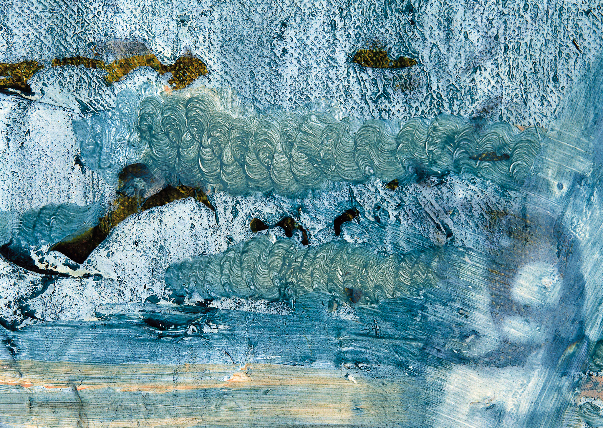 翻译：画面的肌理不仅作为广泛使用的绘画语言同时也成为了艺术家特有的情感符号。表现主义画家在作品的创作中往往会添加一些额外元素例如塔皮埃斯为了表现战争过后城市满目疮痍的效果用沙石、玻璃碎片、钥匙等作为语言但目的只是为了更加丰富表达审美趣味；波洛克为了使自己的画面不再平坦光滑作品能够产生一种凹凸不平的触感便在油画颜料中加沙或其它异质物如用加小木片或棉线的方法来达到想要的效果。 胡又笨将浸染色彩的宣纸揉