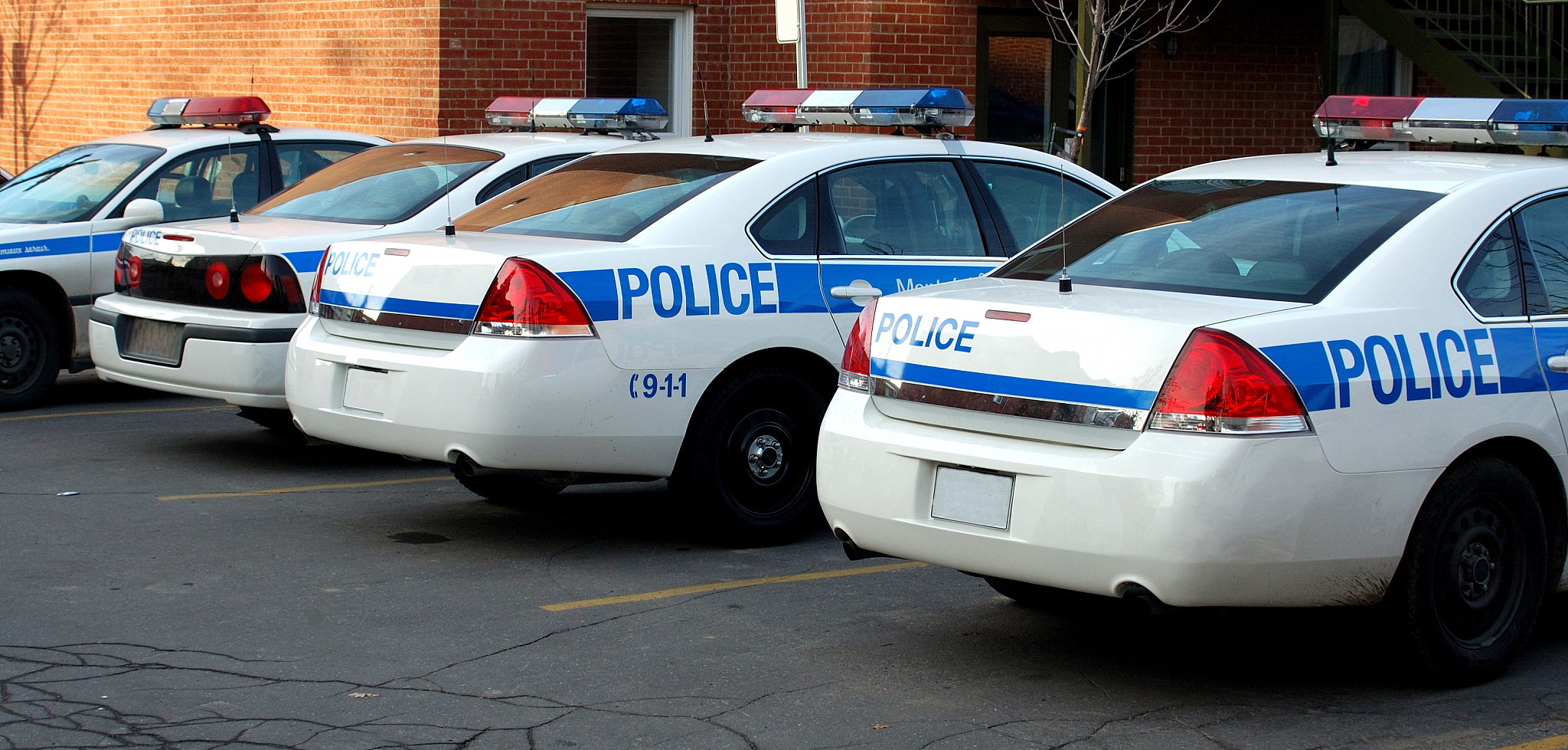 如果你是一名警察你会收到一个一个被车撞了的外国人的紧急电话你该怎么办？ 用英语说