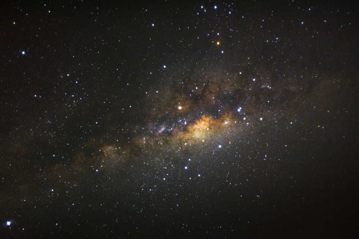 宇宙中的银河系,包含星辰与星尘,长曝光摄影,有颗粒感.