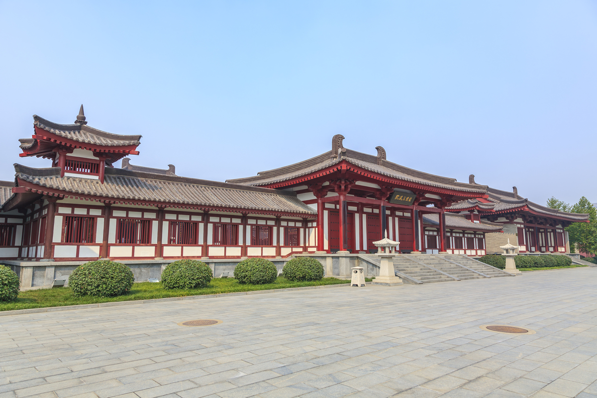 请问西安当代兴庆宫是如何融入唐代园林元素的 1000字