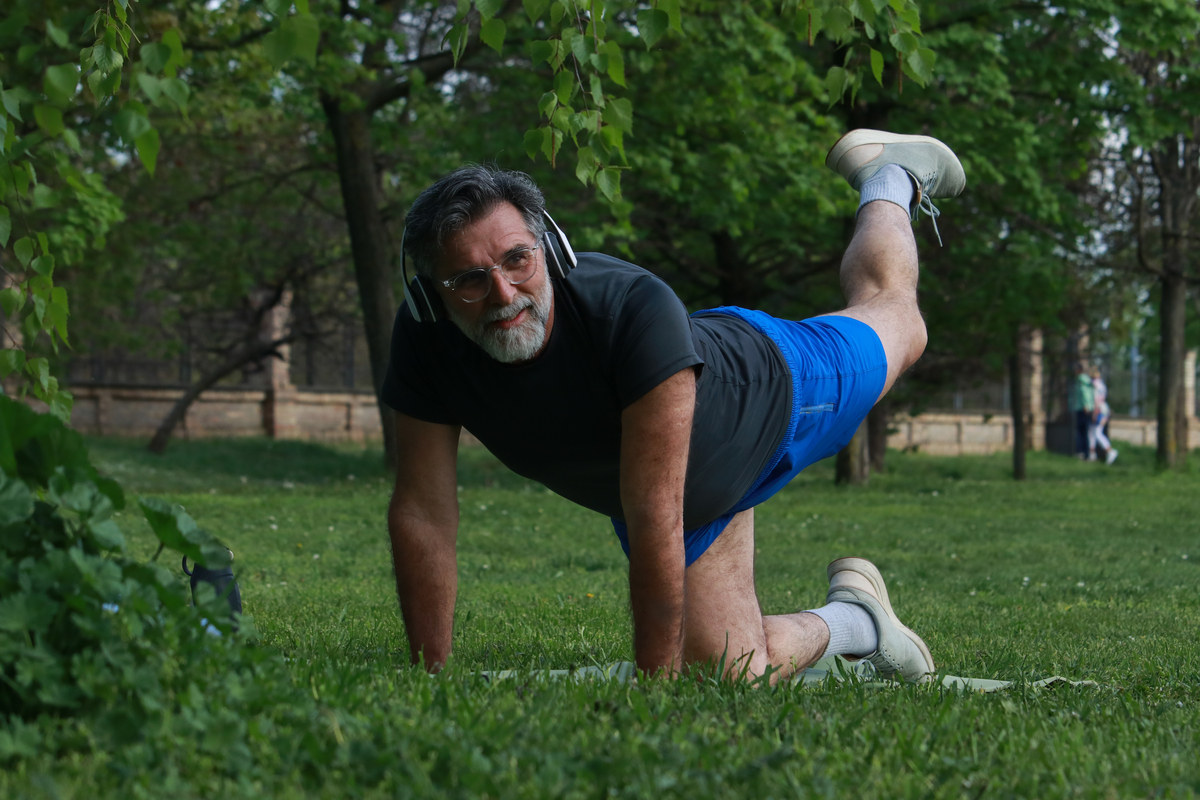 除了走40到60岁的人还适合做这几种运动第一就是俯卧撑强心脏提升全身的力量。开始做俯卧撑的时候一定要循序渐进数量逐渐就会增加大概半年到一年的时间您就会拥有强壮的身体。第二就是平板支撑。40到60岁的人群练平板支撑会有很多好处维持肩胛骨平衡缓解下背部疼痛强化体能耐力提高身体的灵活性。要注意的是很多人以为平板支撑时间越长越好其实根本就没必要。建议大家可以试试间歇性的平板支撑做十秒然后休息几秒然后再做十