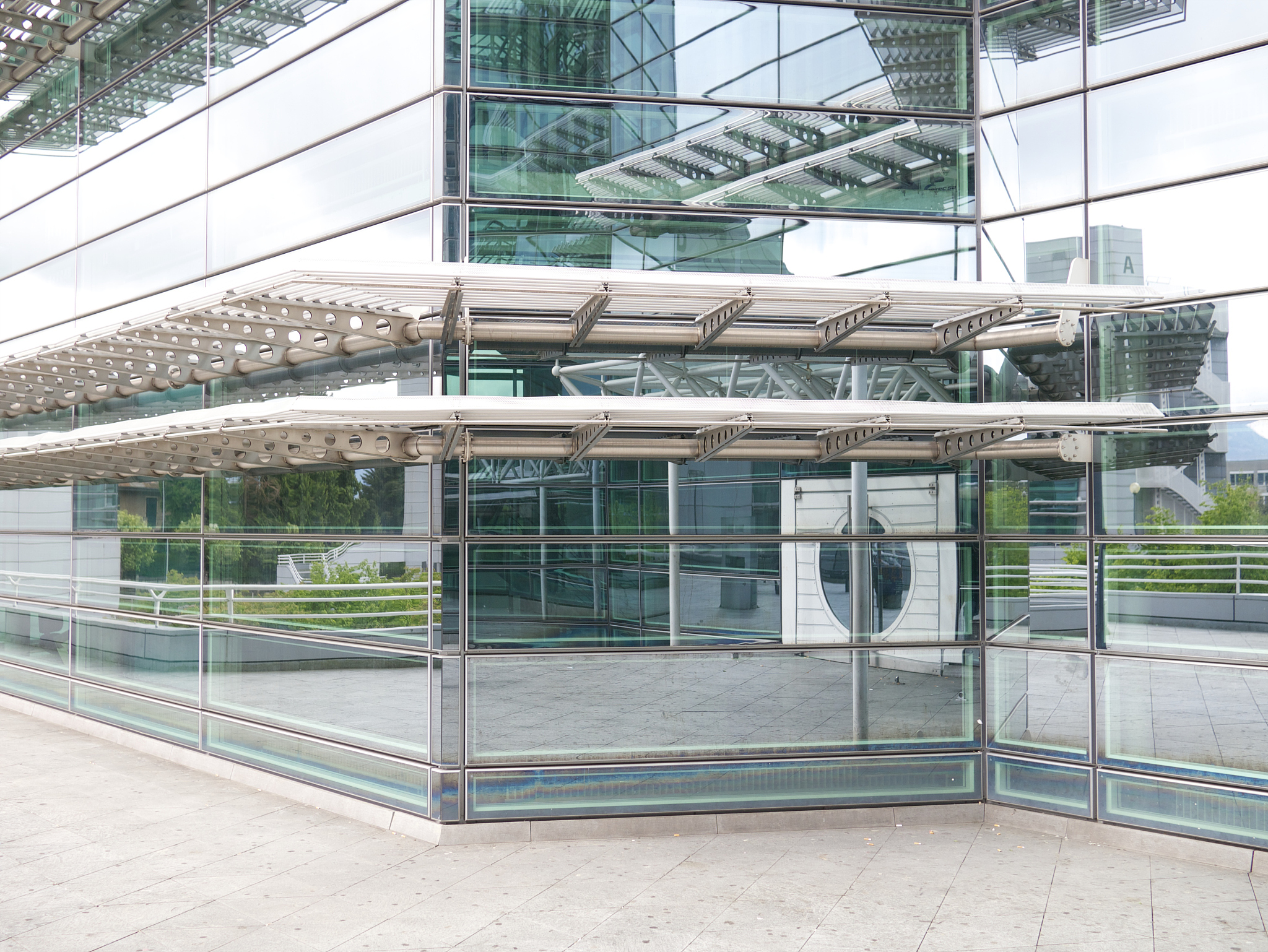 帮我生成伸缩遮阳棚商品的爱采购标题