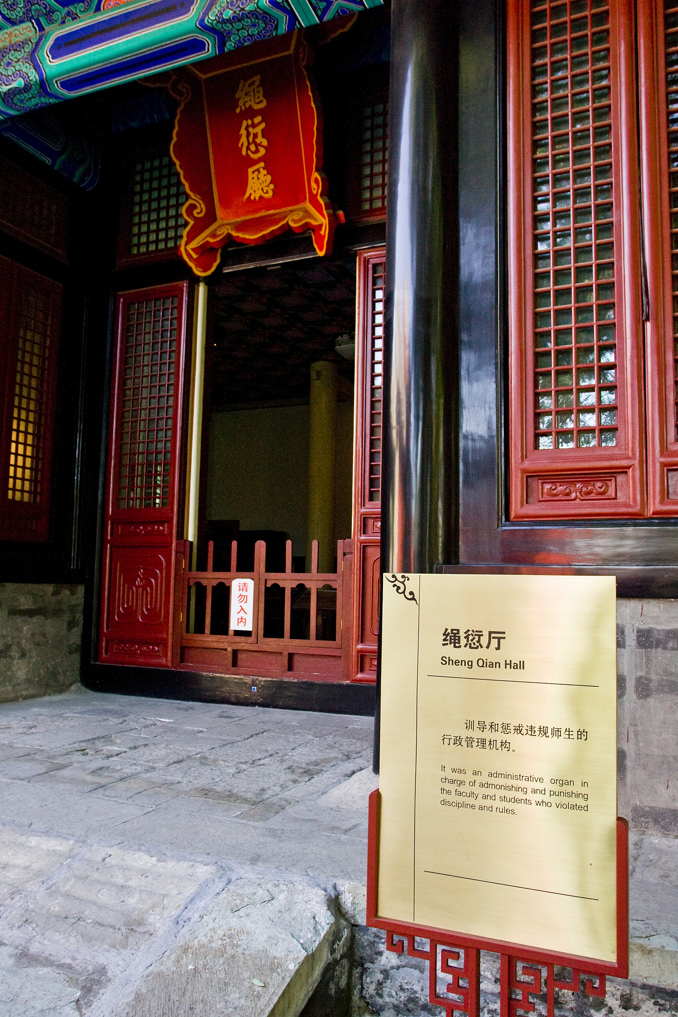 族府描写：巍峨壮观、古朴典雅的家族府邸