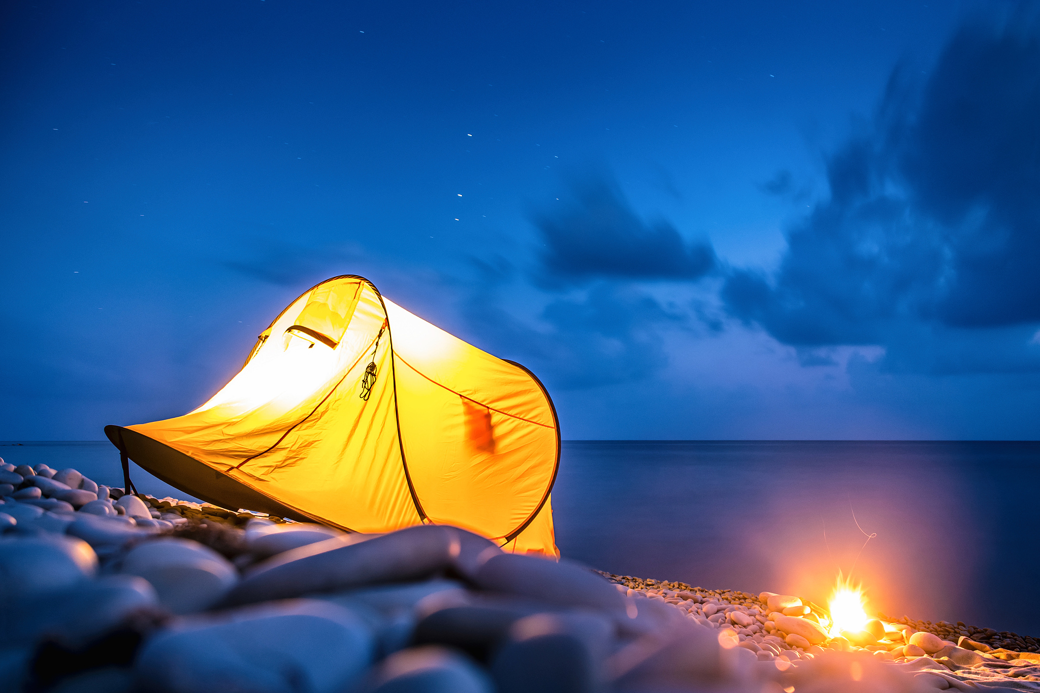 难忘的夏夜：海边露营的惊险与美好